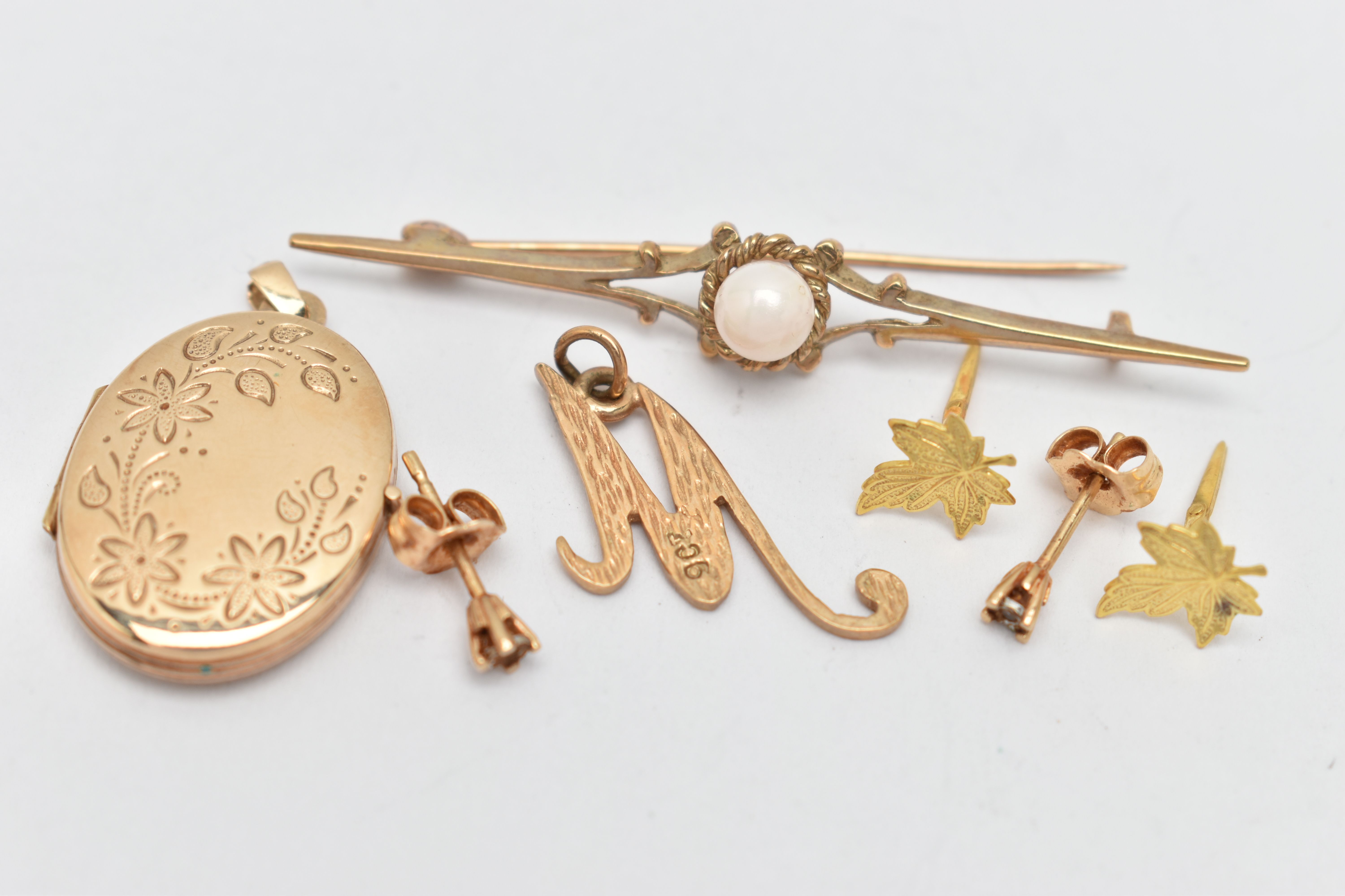 A SMALL ASSORTMENT OF JEWELLERY, to include a yellow gold and imitation pearl bar brooch, hallmarked - Image 2 of 2