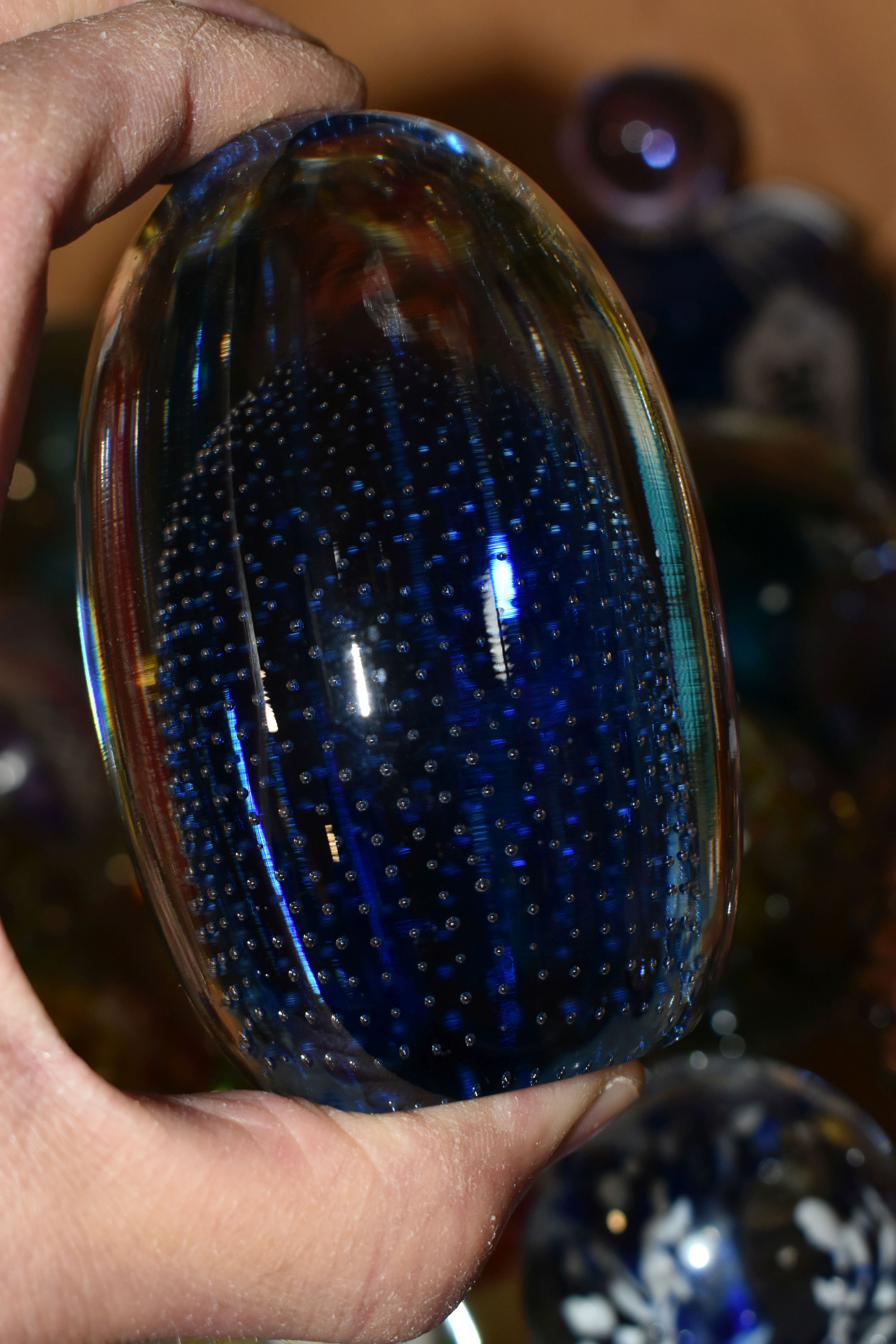 TWENTY EIGHT PAPERWEIGHTS, including millefiori, latticino, controlled bubbles, faceted, metallic - Image 13 of 14