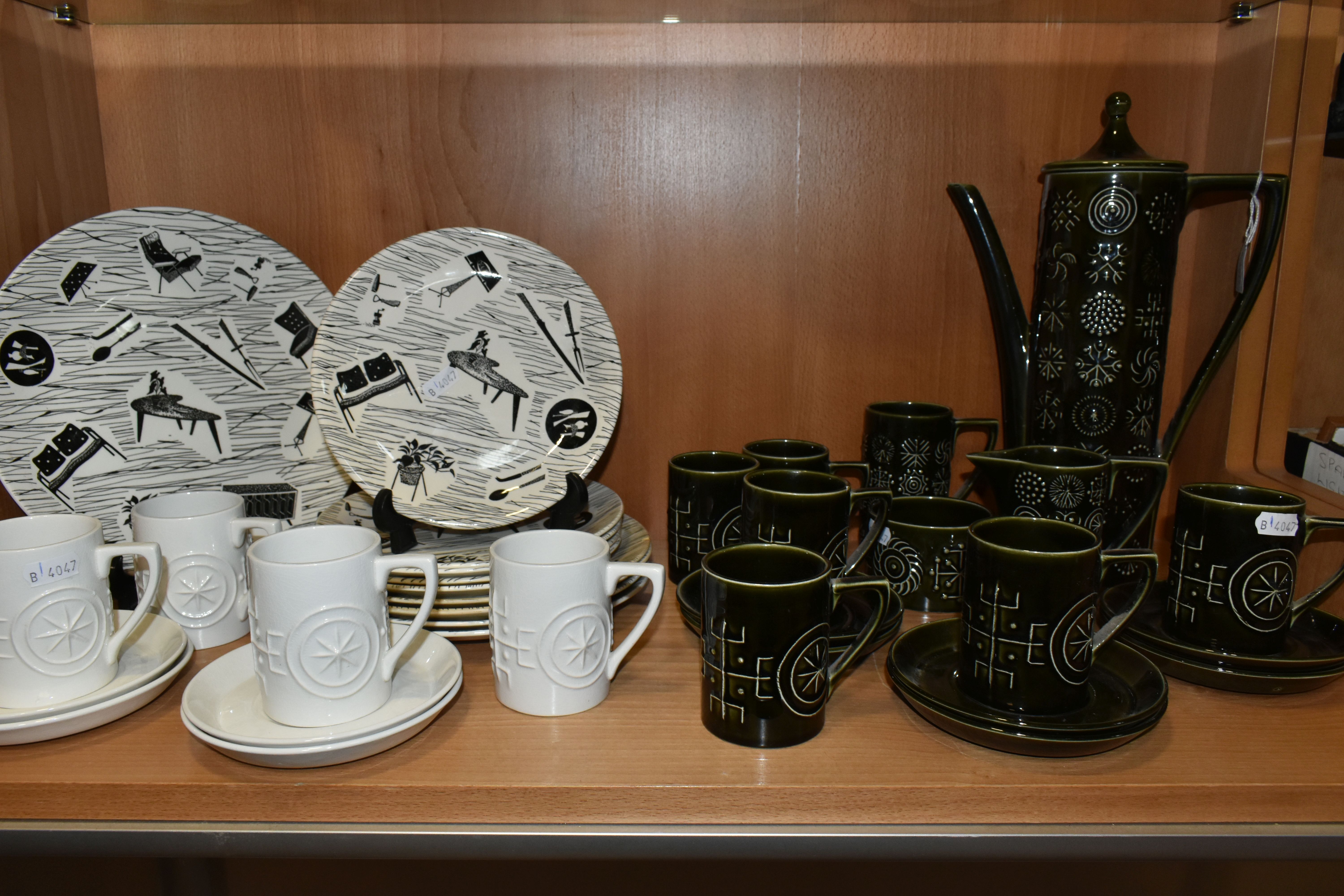 A COLLECTION OF PORTMEIRION TOTEM AND RIDGWAY HOMEMAKER VINTAGE TABLEWARE, comprising a sixteen