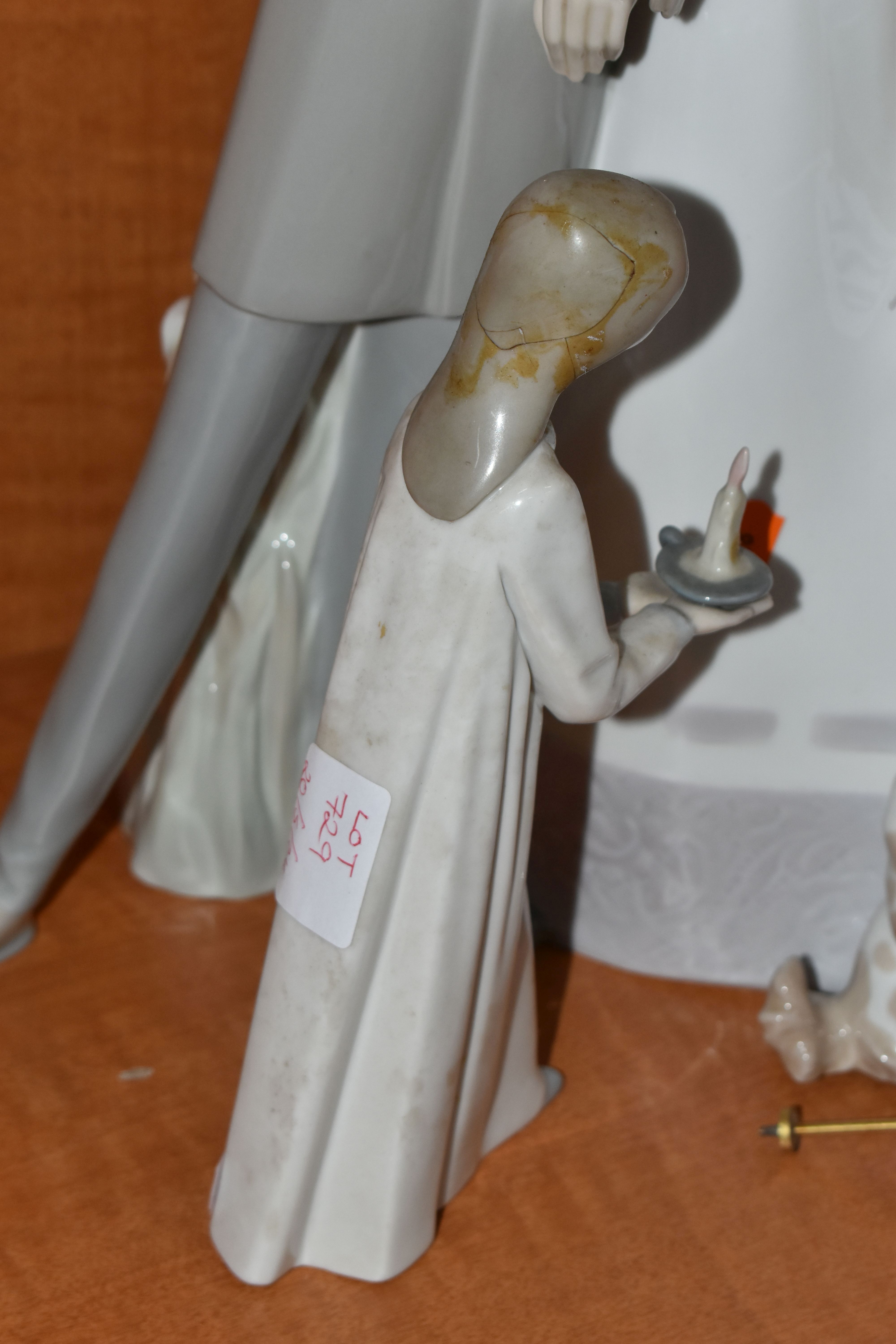 A LLADRO PORCELAIN FIGURE GROUP 'COUPLE WITH PARASOL', NO.4563, modelled with a dog at their feet, - Image 4 of 7