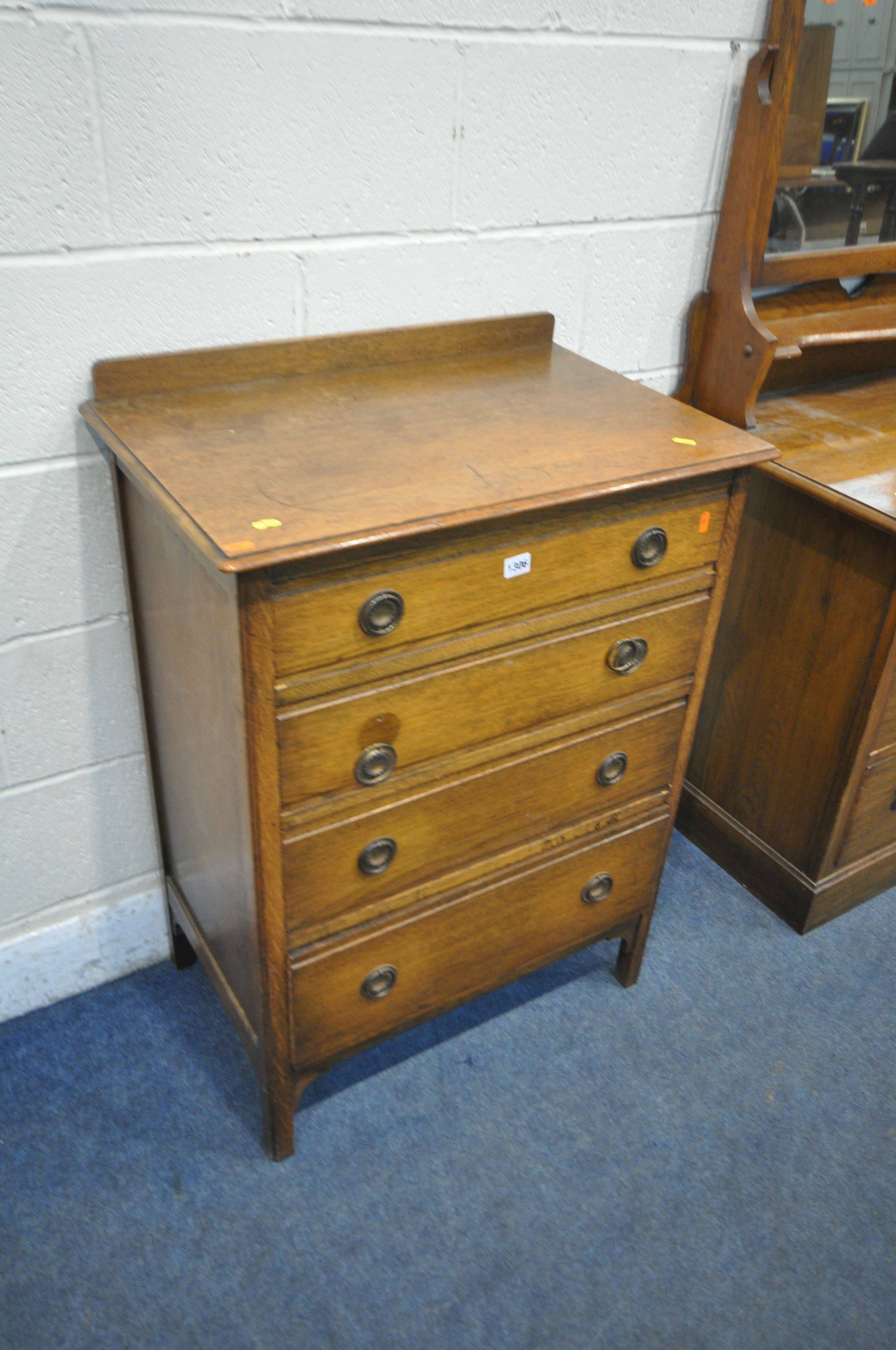 AN EARLY 20TH CENTURY OAK DRESSING CHEST, with a single mirror, and three drawers, width 84cm x - Image 3 of 3