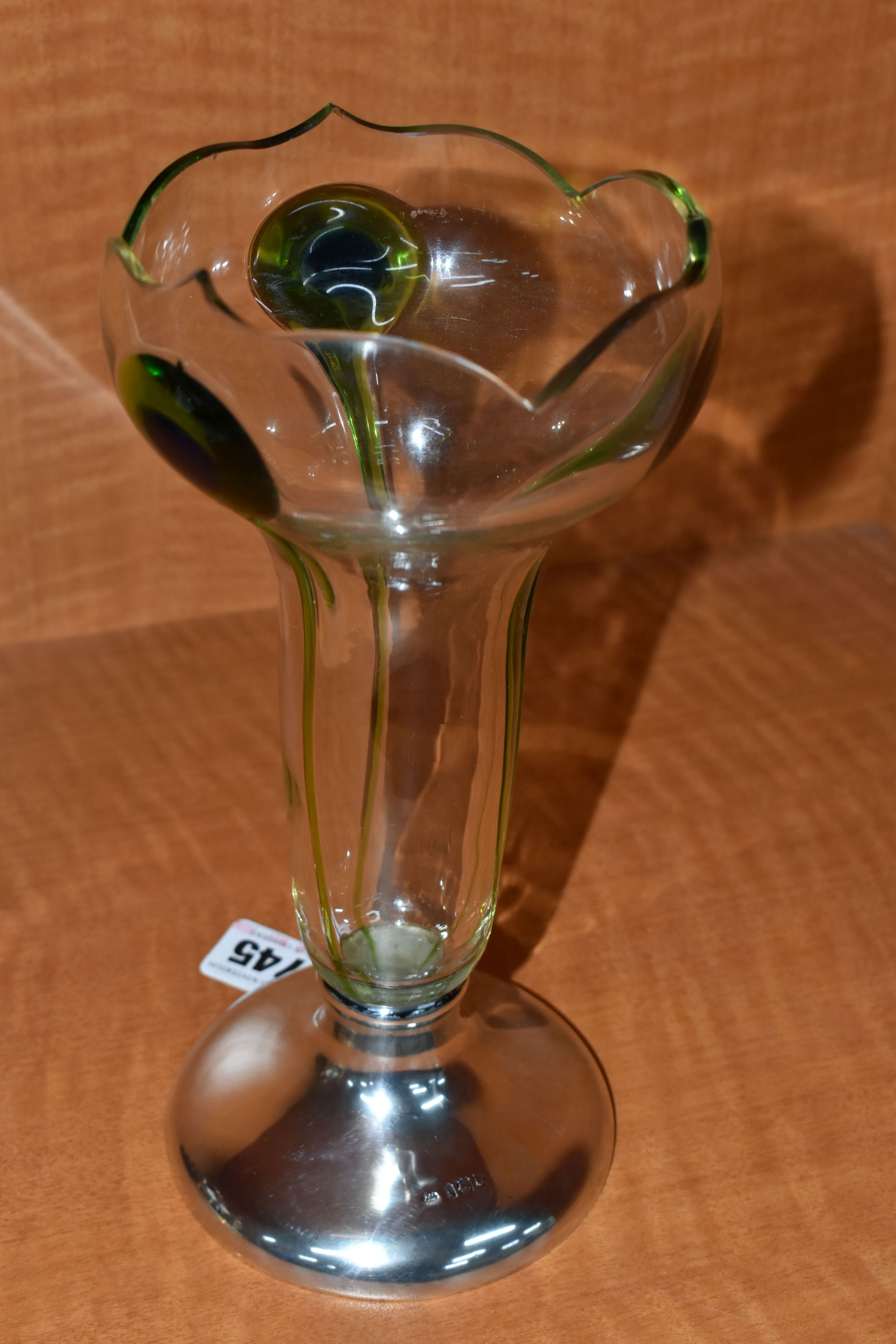 AN ART NOUVEAU SILVER MOUNTED CLEAR GLASS VASE WITH THREE GREEN AND BLUE PEACOCK FEATHER STYLE - Image 5 of 8