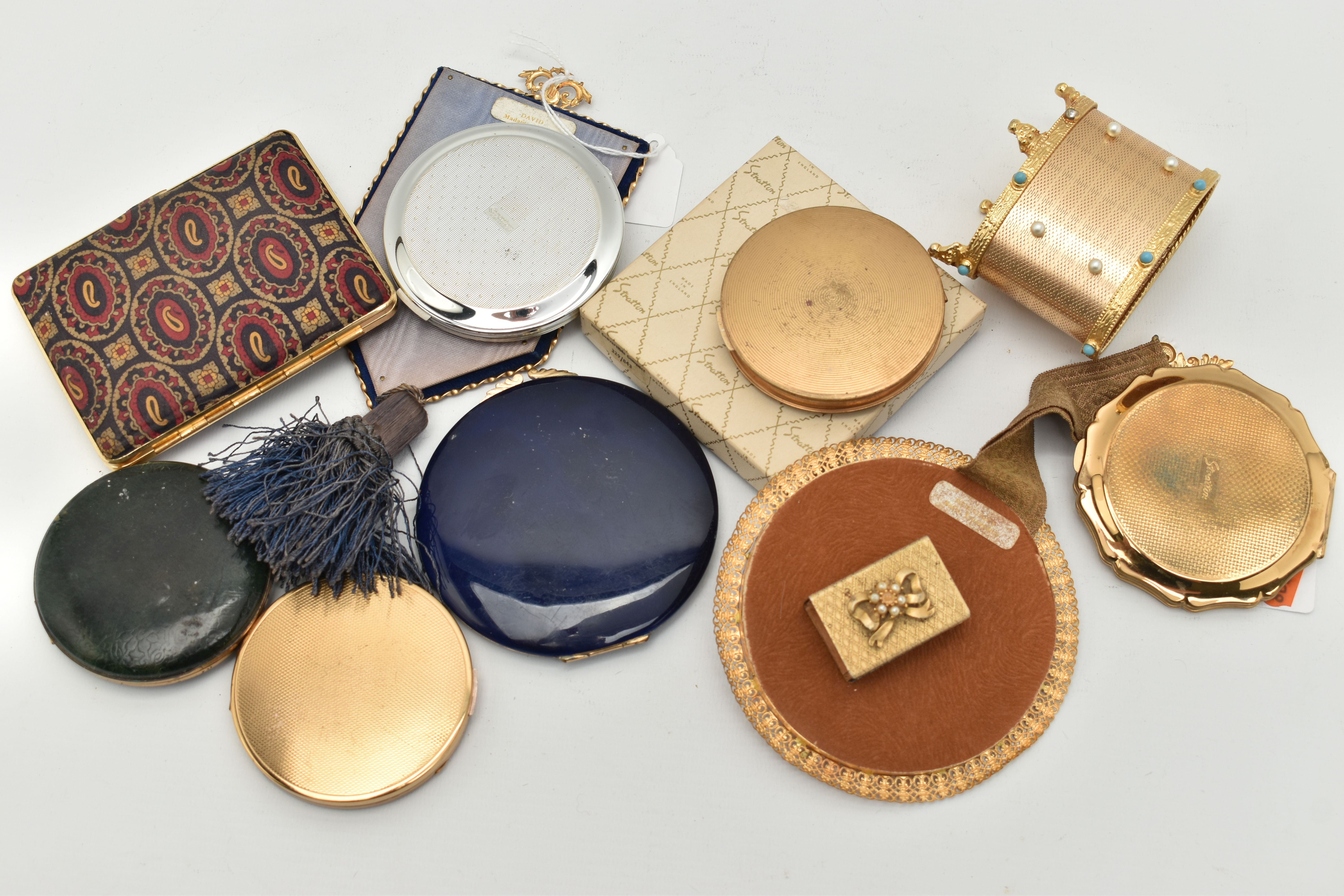 A BOX OF COMPACTS AND TWO MINIATURE PORTRAITS, to include a blue lacquer 'Gucci' compact, three ' - Image 7 of 7