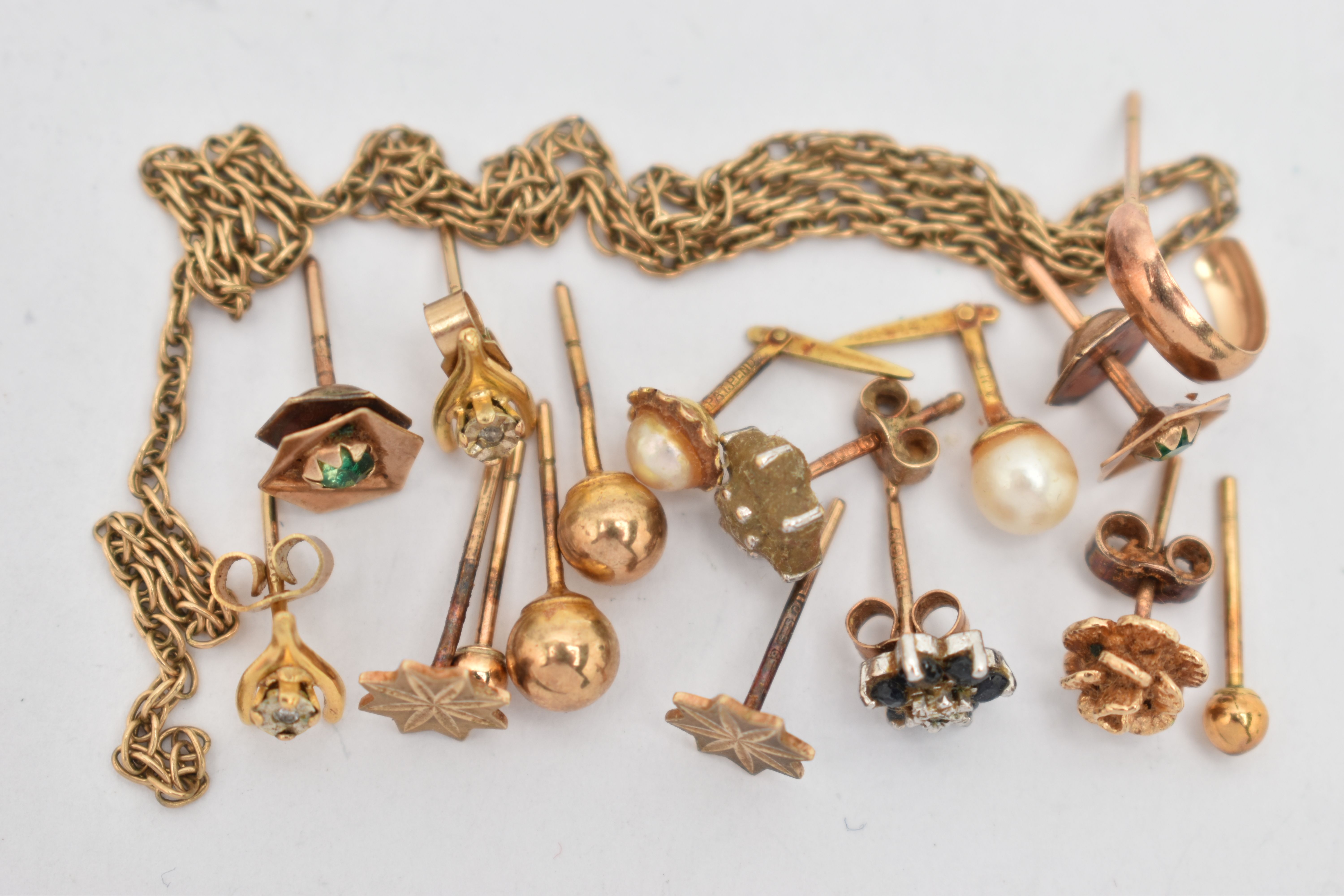 AN ASSORTMENT OF YELLOW METAL EARRINGS, assorted stud earrings and a broken chain, some stamped 375,