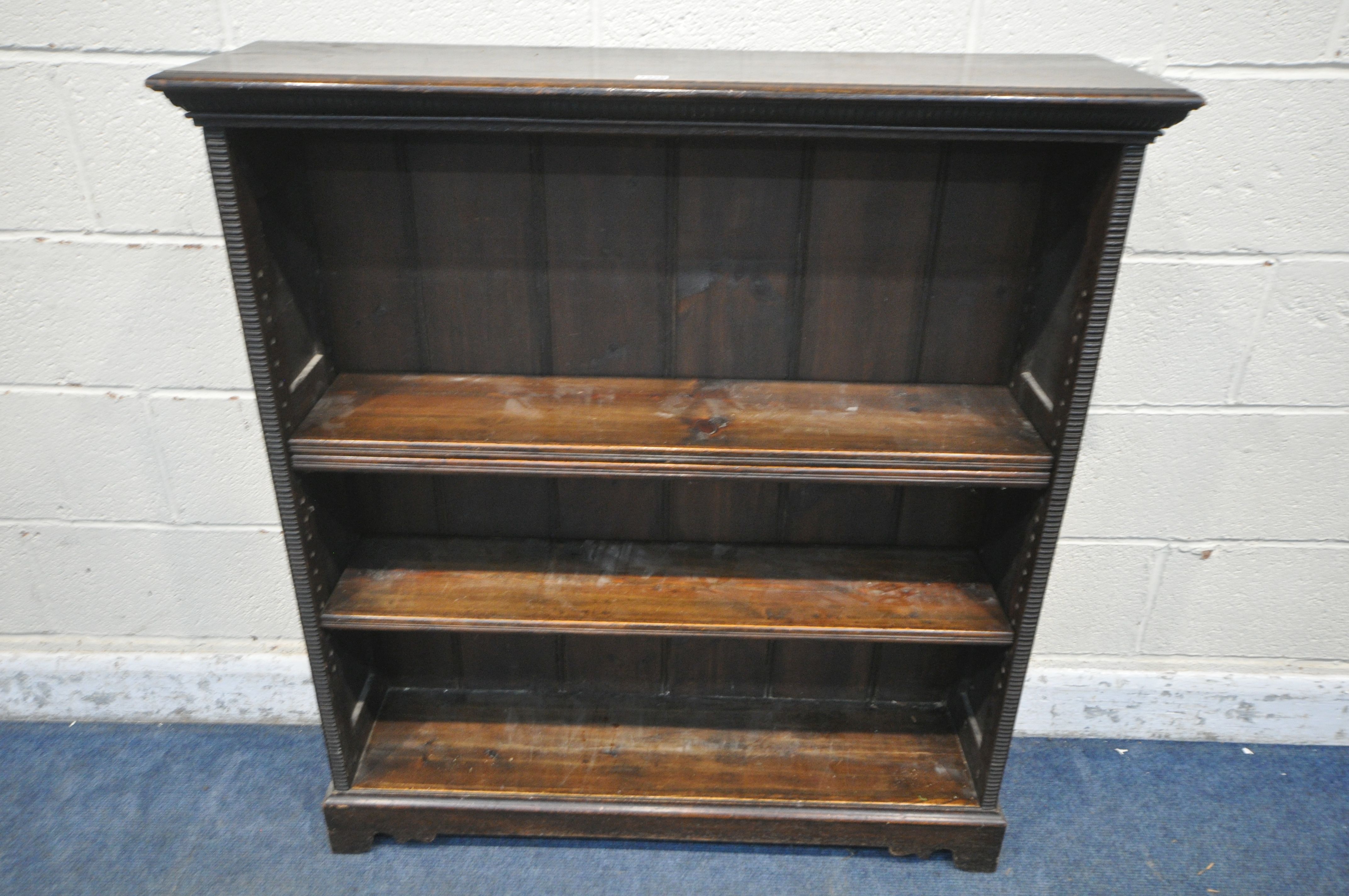 AN EARLY TO MID 20TH CENTURY OAK OPEN BOOKCASE, with three adjustable shelves, width 101cm x depth - Image 2 of 3