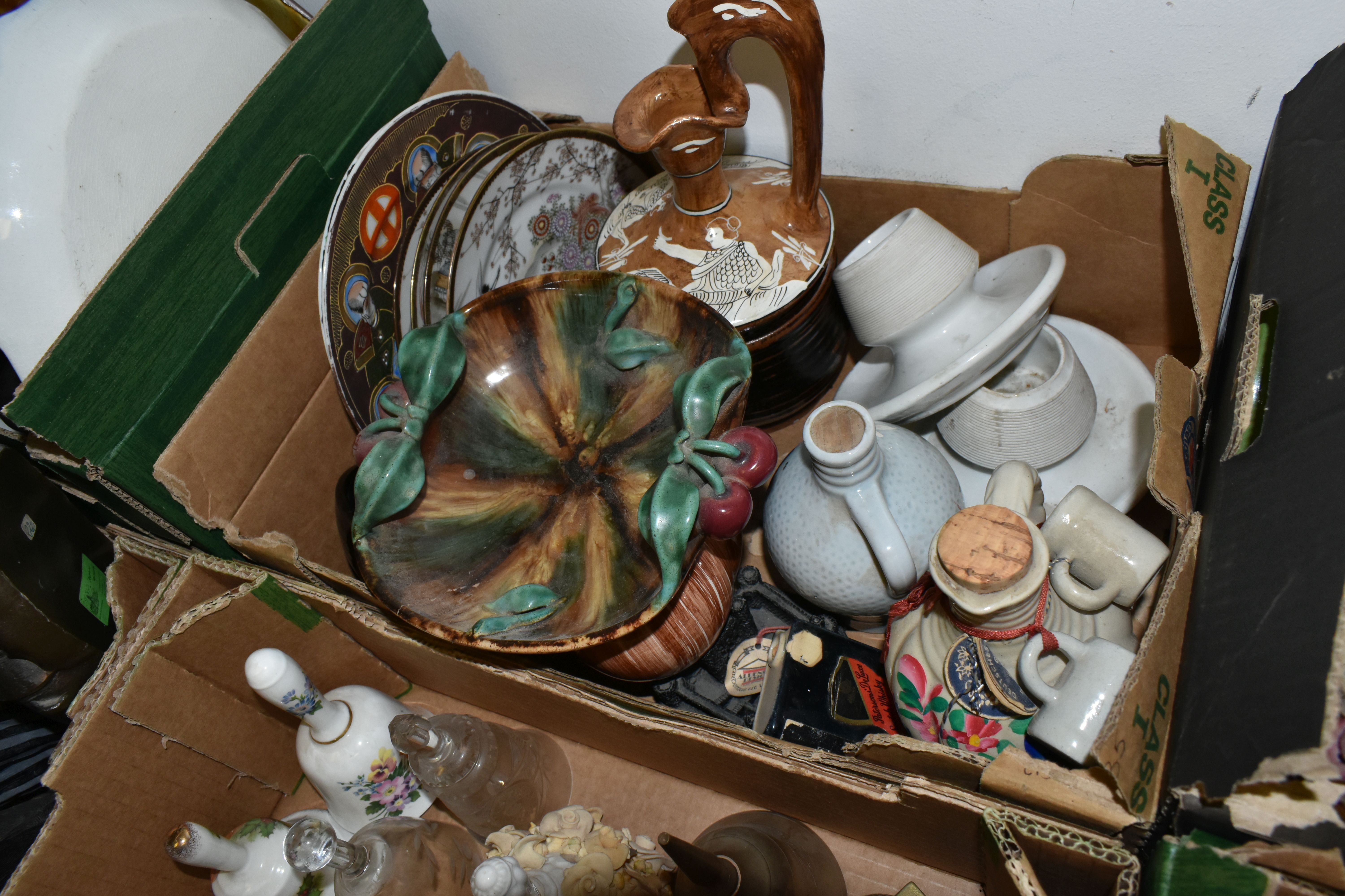 SEVEN BOXES OF CERAMIC ORNAMENTS to include a large collection of ceramic and glass ornamental - Image 9 of 10