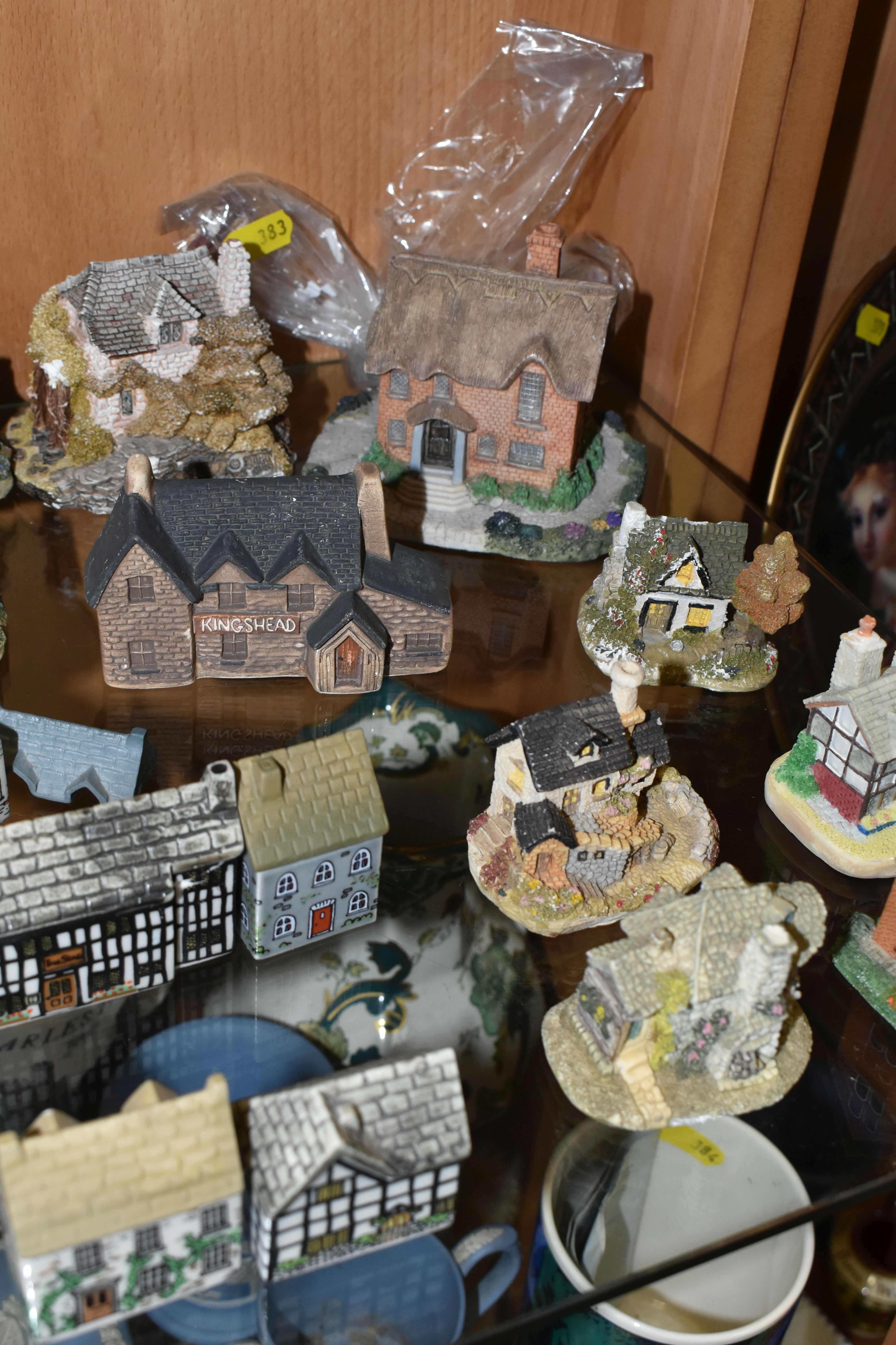 A LARGE QUANTITY OF WADE WHIMSEY- IN-THE- VALE HOUSES, comprising twenty seven Wade Whimsey-in -the- - Bild 4 aus 11