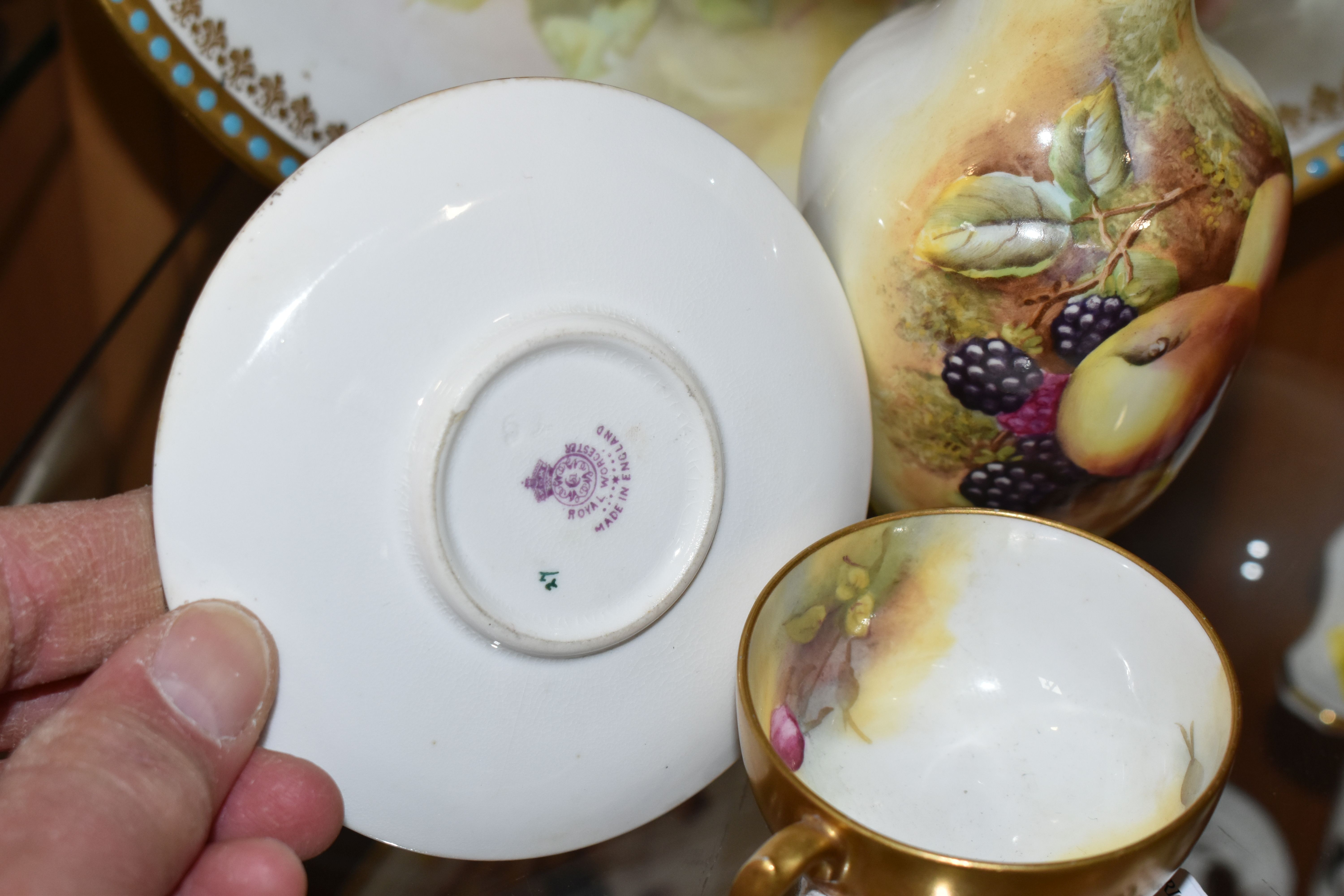 A ROYAL DOULTON CABINET DISH WITH A ROYAL WORCESTER CUP AND SAUCER, comprising an oval dish with - Image 6 of 8