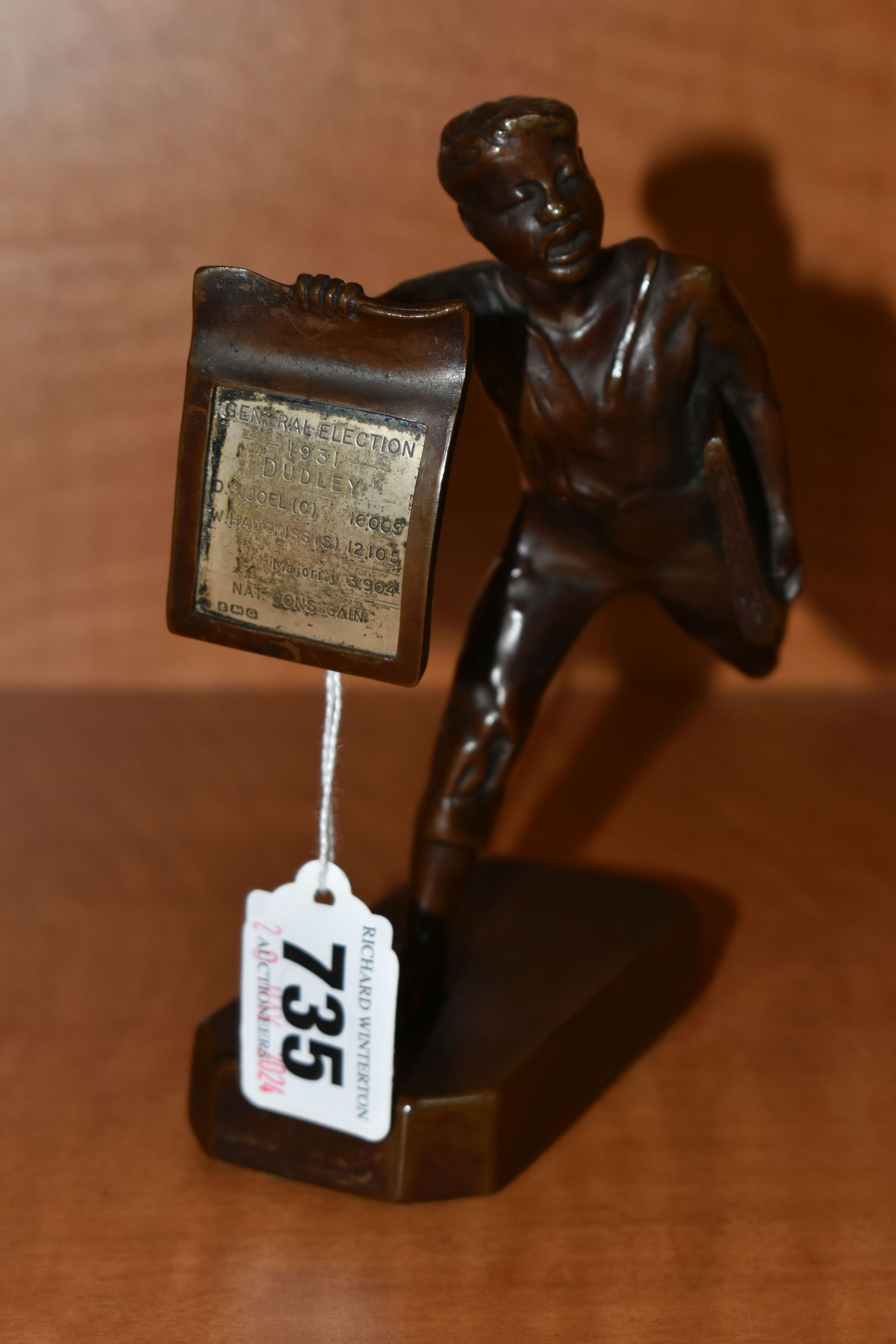 A 1930'S POLITAL INTEREST BRONZE FIGURE OF A BARE FOOTED NEWSPAPER BOY POSED AS RUNNING, with a - Bild 2 aus 7