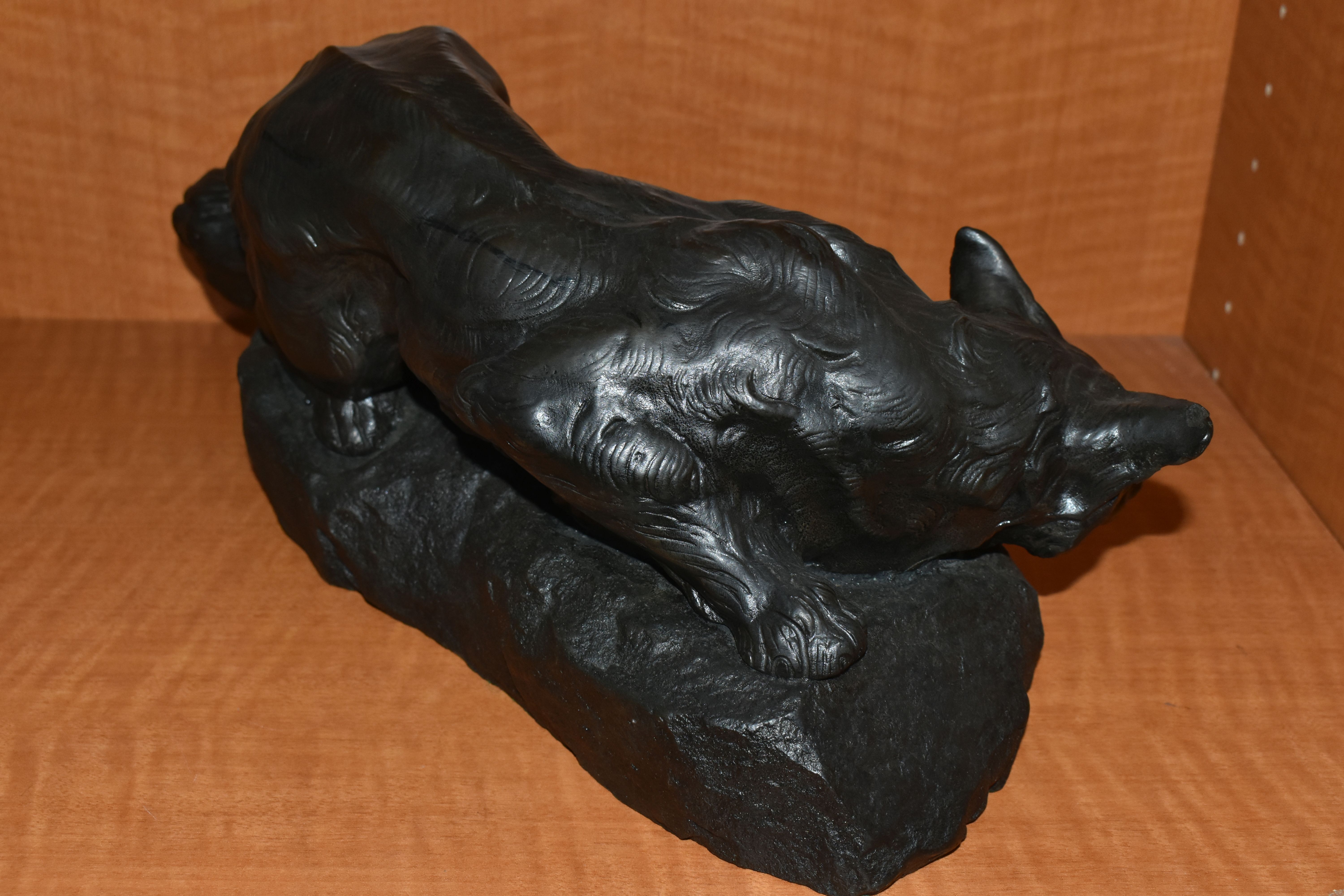 A BRONZED RESIN SCULPTURE OF A CROUCHING FOX, AFTER BARTELIER, cast on a naturalistic base, height - Bild 7 aus 9