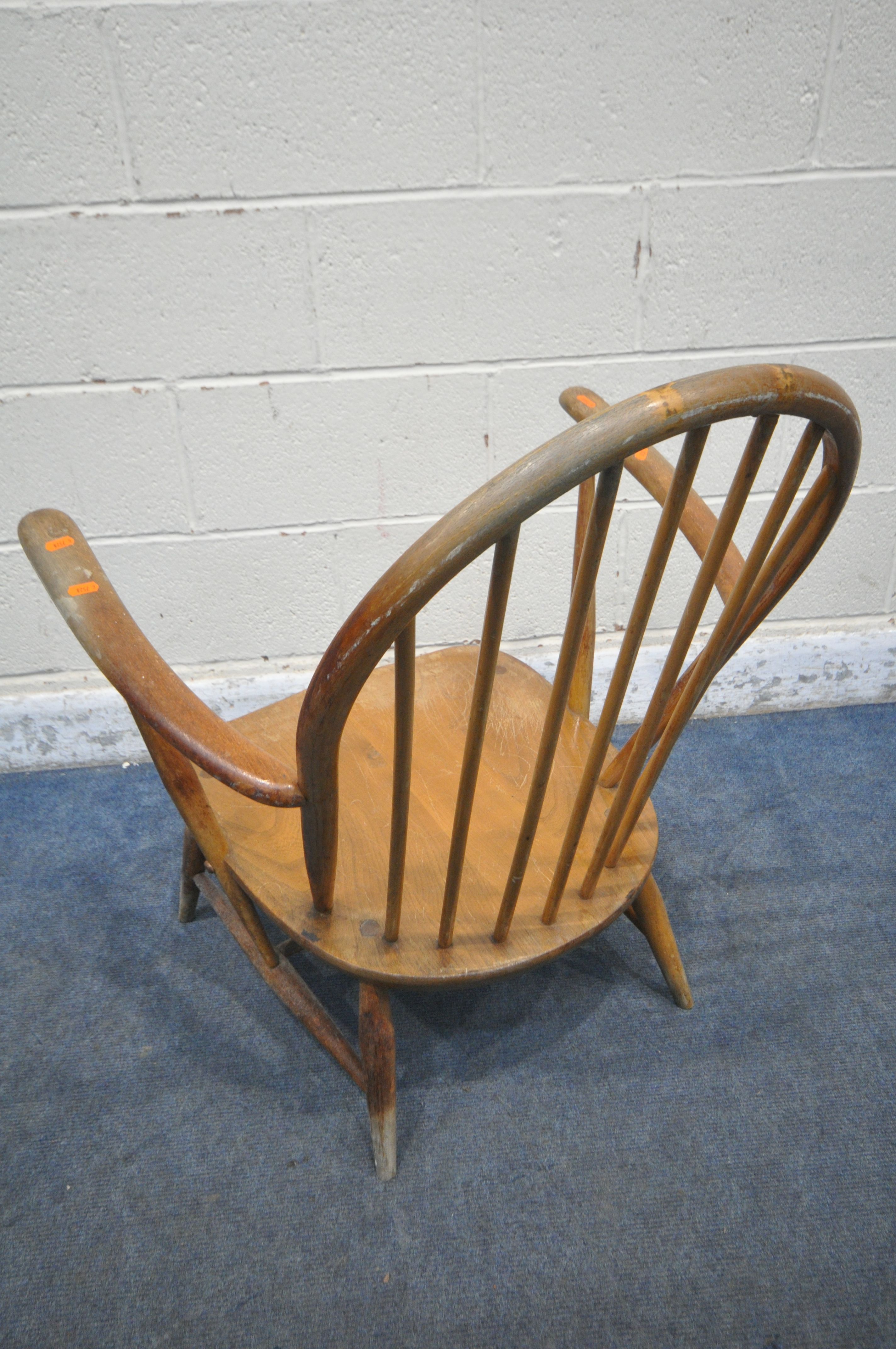 A MID CENTURY ERCOL WINDSOR ARMCHAIR, with a spindle hoop back (condition report: water stained - Bild 5 aus 5