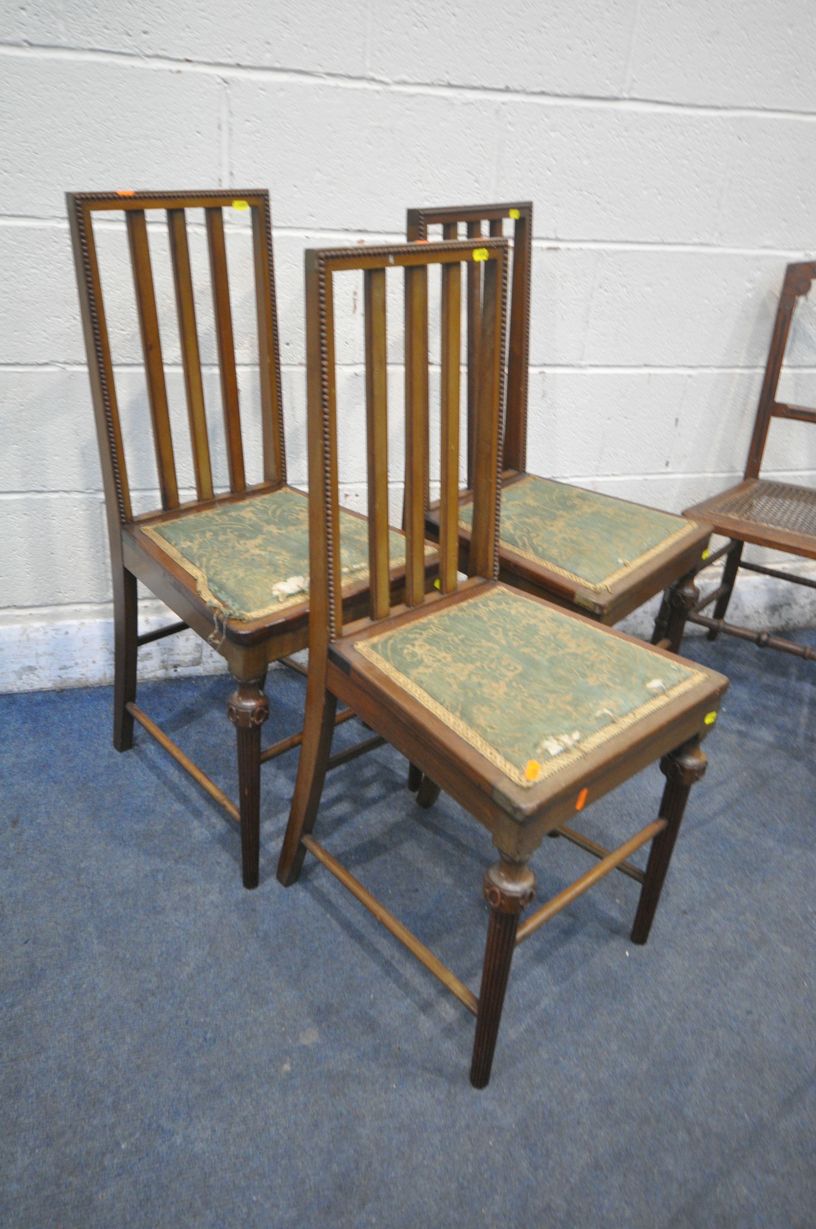 TWO SETS OF THREE EDWARDIAN CHAIRS, along with an oak gate leg table (condition report: - Bild 3 aus 4
