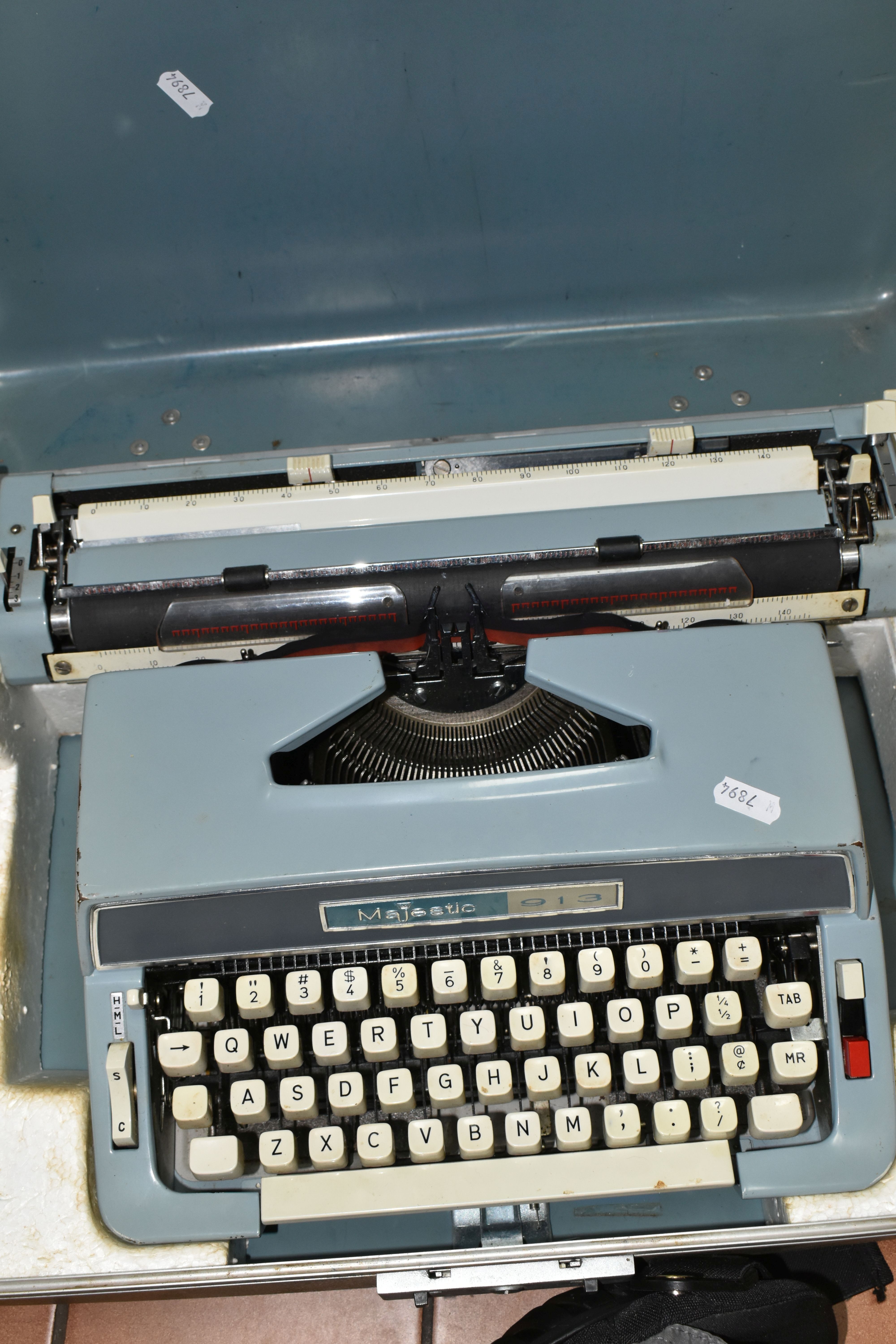 ONE BOX AND LOOSE MISCELLANEOUS SUNDRIES, to include a Majestic typewriter, a Praktica Sport pair of - Bild 2 aus 7