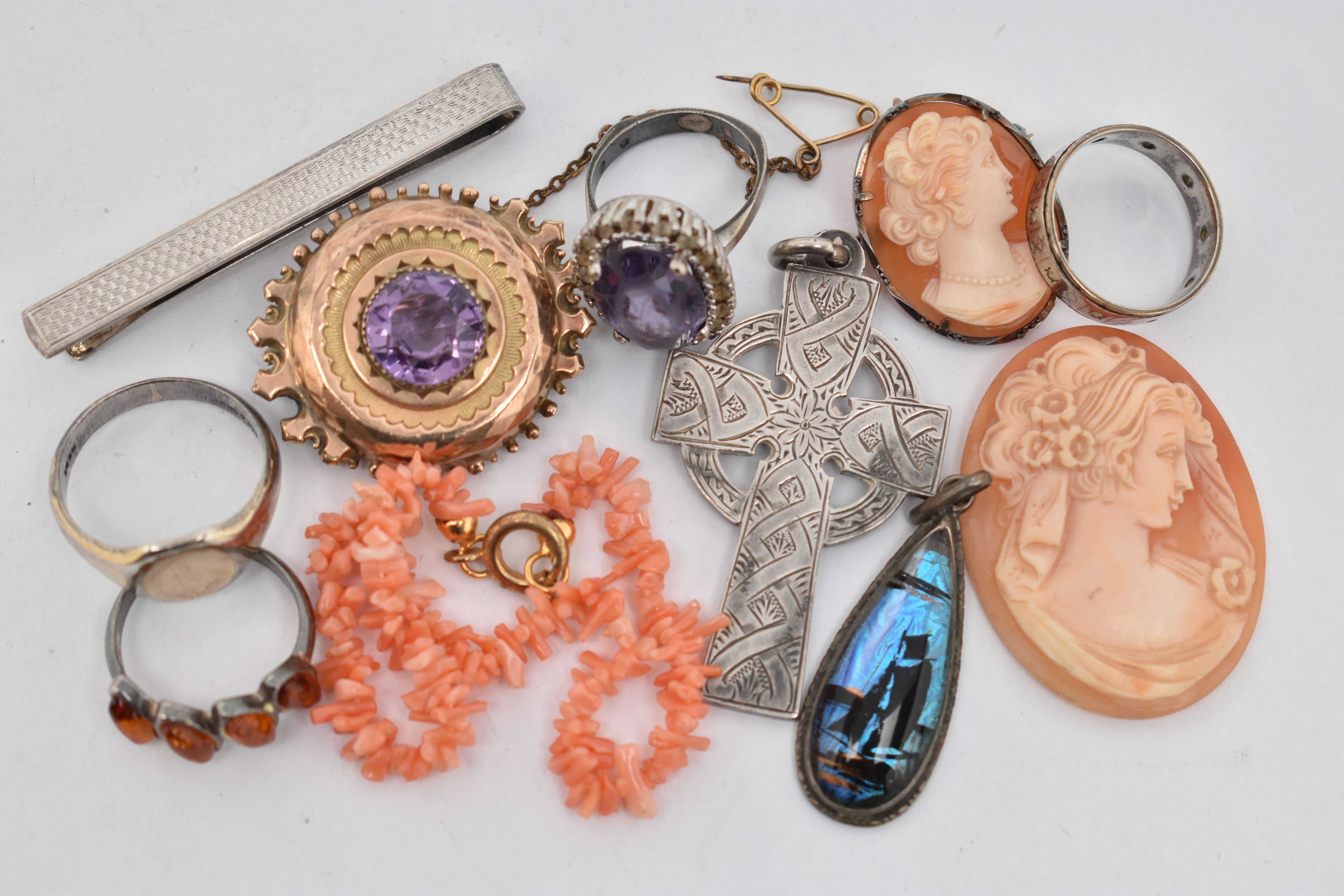 A SELECTION OF JEWELLERY, to include a late Victorian amethyst brooch, a butterfly wing pendant,