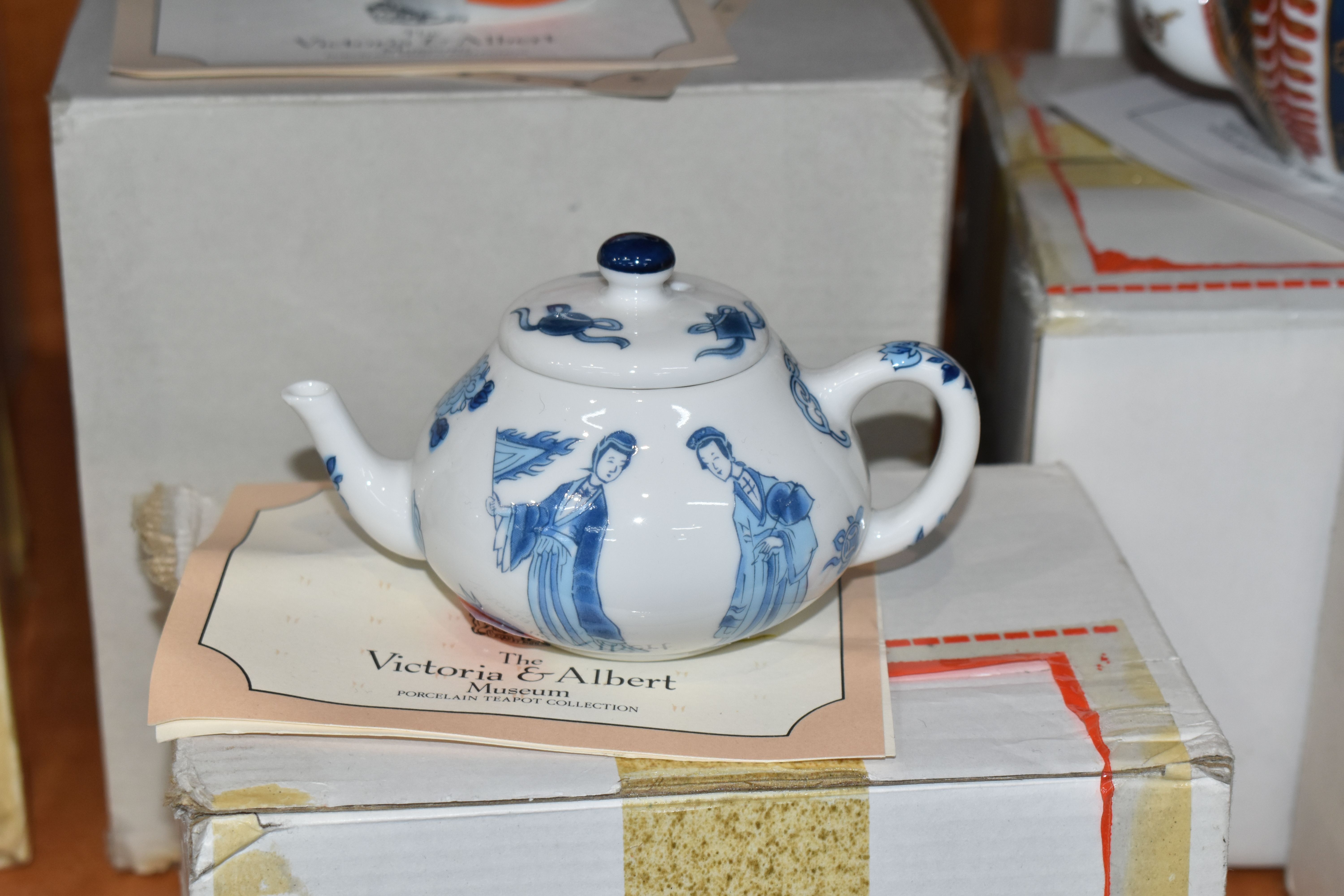 A COLLECTION OF TWELVE BOXED FRANKLIN MINT 'THE VICTORIA & ALBERT MUSEUM PORCELAIN TEAPOT - Image 3 of 17