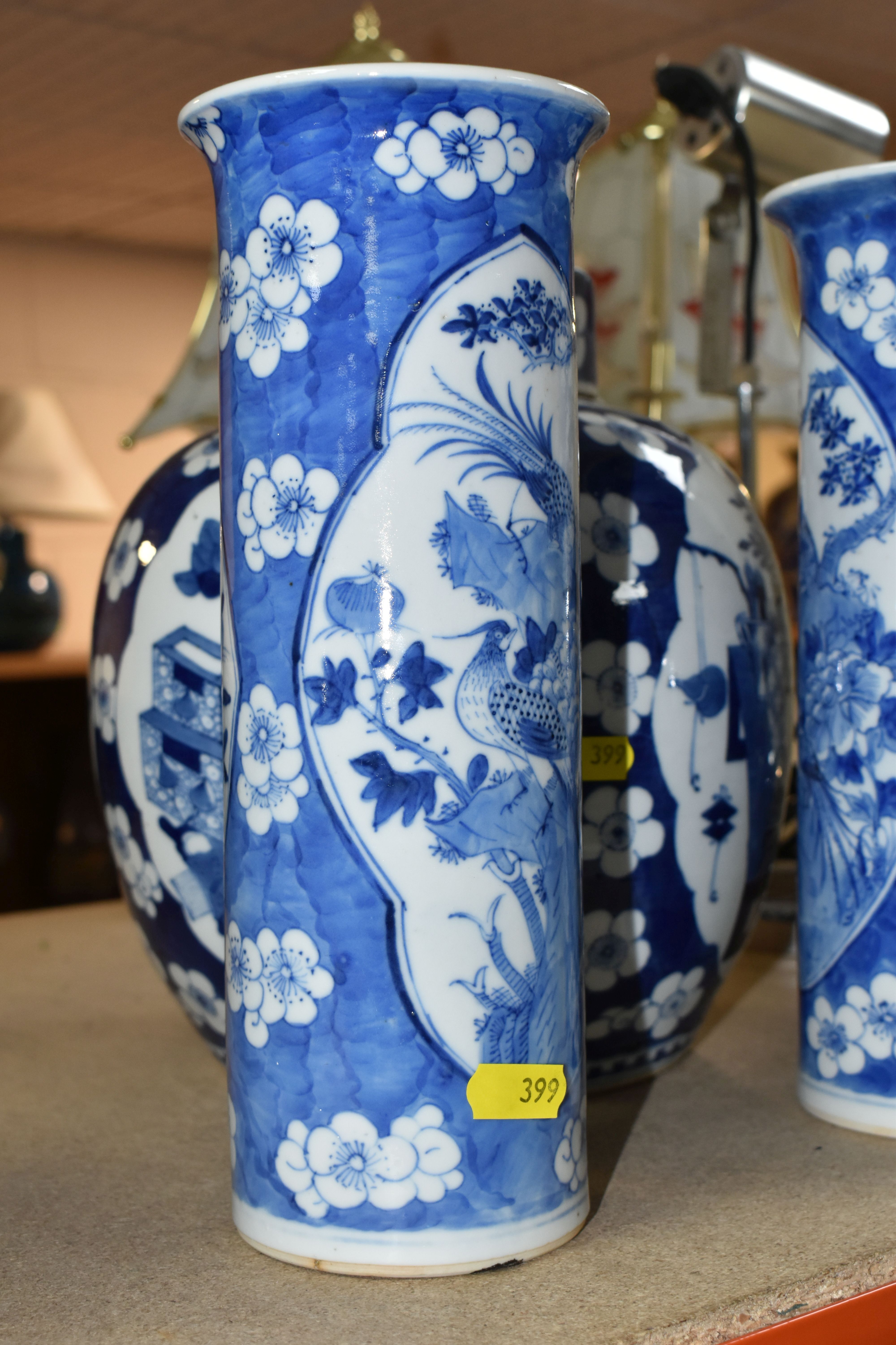 A SELECTION OF ORNAMENTAL CERAMICS INCLUDING A THREE CHINESE VESSELS IN THE PRUNUS BLOSSOM DESIGN, - Bild 3 aus 14