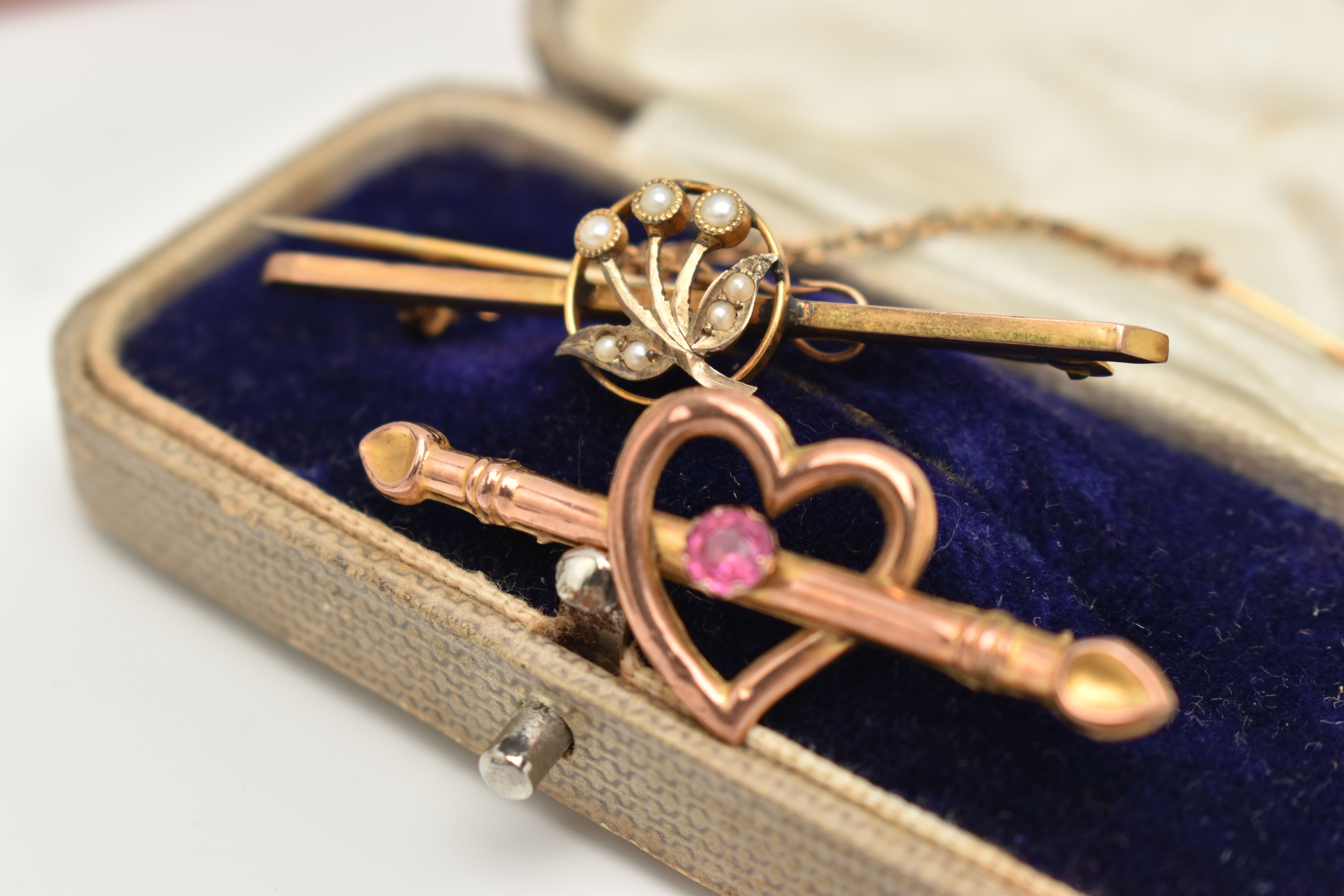 TWO EARLY 20TH CENTURY BROOCHES, the first an open work heart with bar set with a single pink - Image 3 of 4