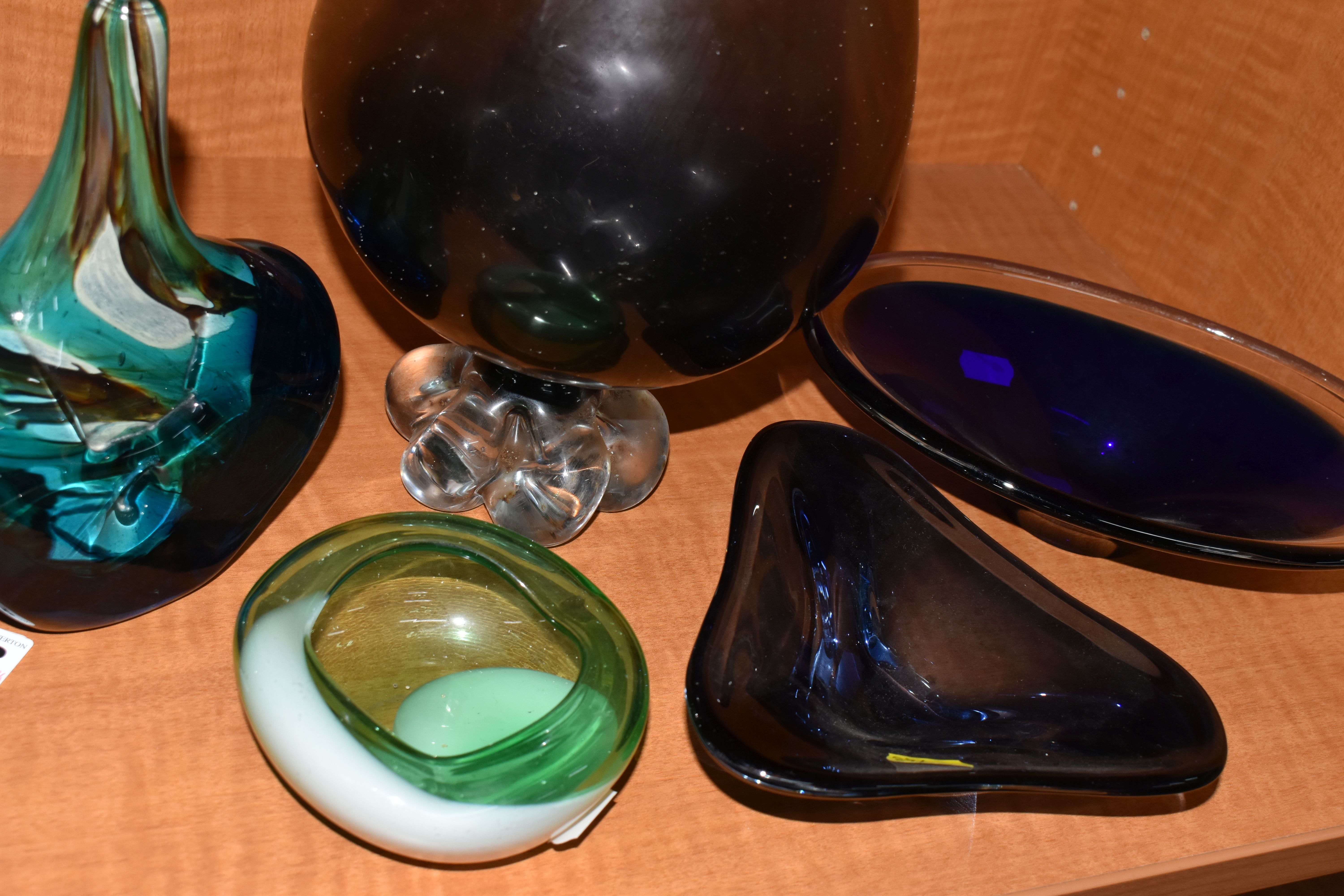 FIVE PIECES OF SECOND HALF 20TH CENTURY COLOURED GLASS, including a Mdina fish vase, dated 1979 to - Image 11 of 12
