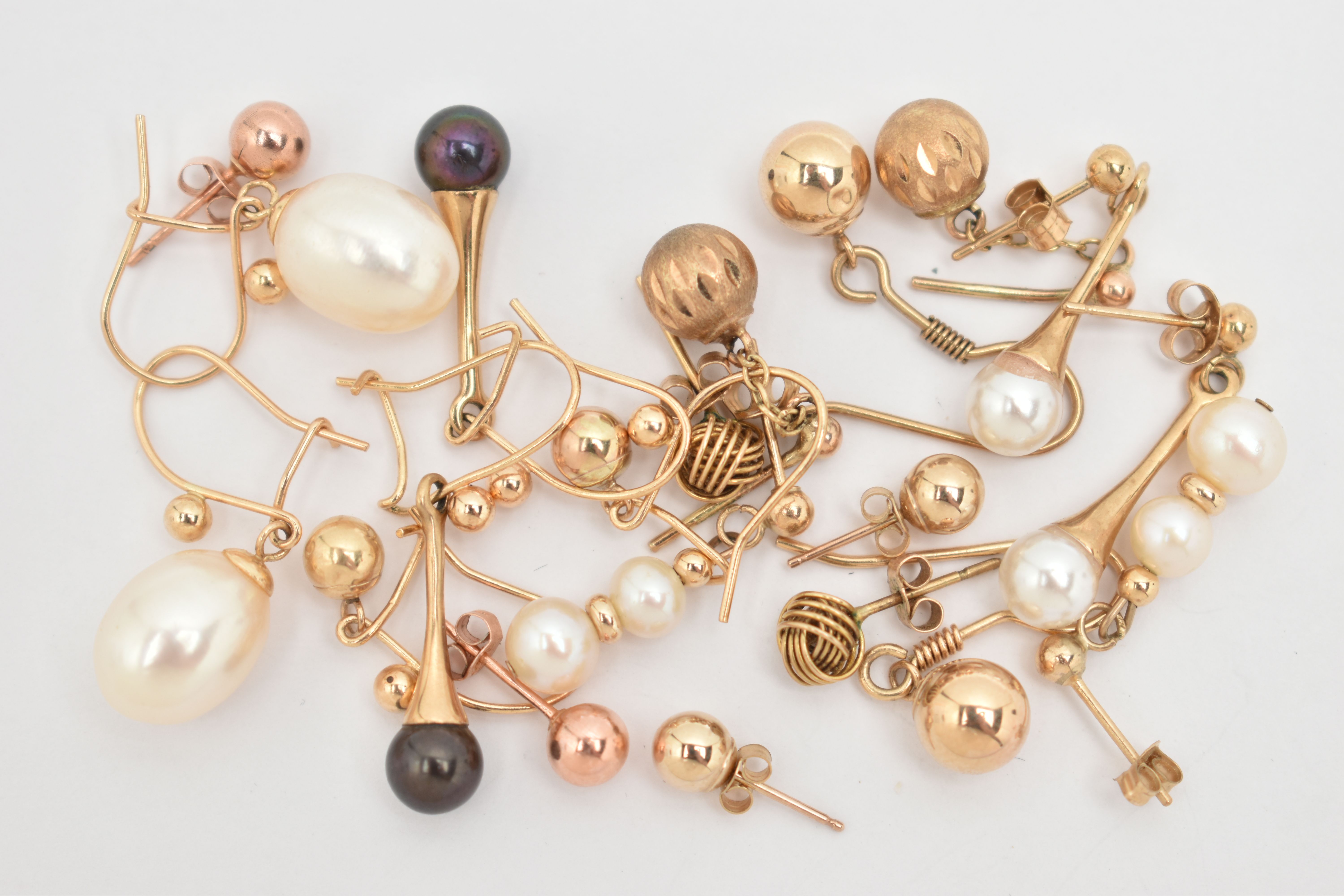 AN ASSORTMENT OF EARRINGS, ten pairs of yellow metal earrings, four pairs set with imitation pearls, - Bild 2 aus 2