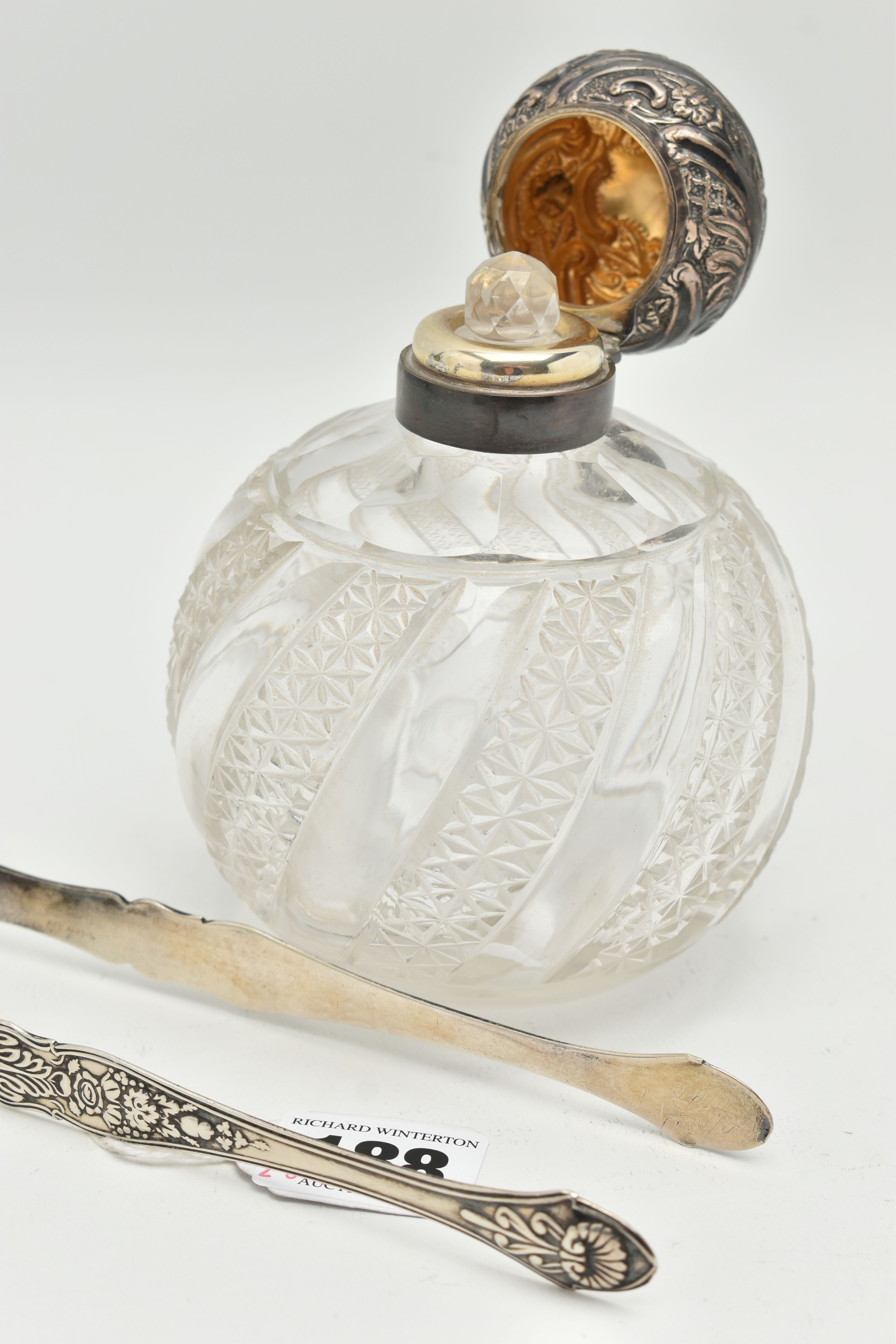A PAIR OF SILVER SUGAR TONGS AND A SCENT BOTTLE, floral and fruit pattern tongs with engraved - Bild 3 aus 5