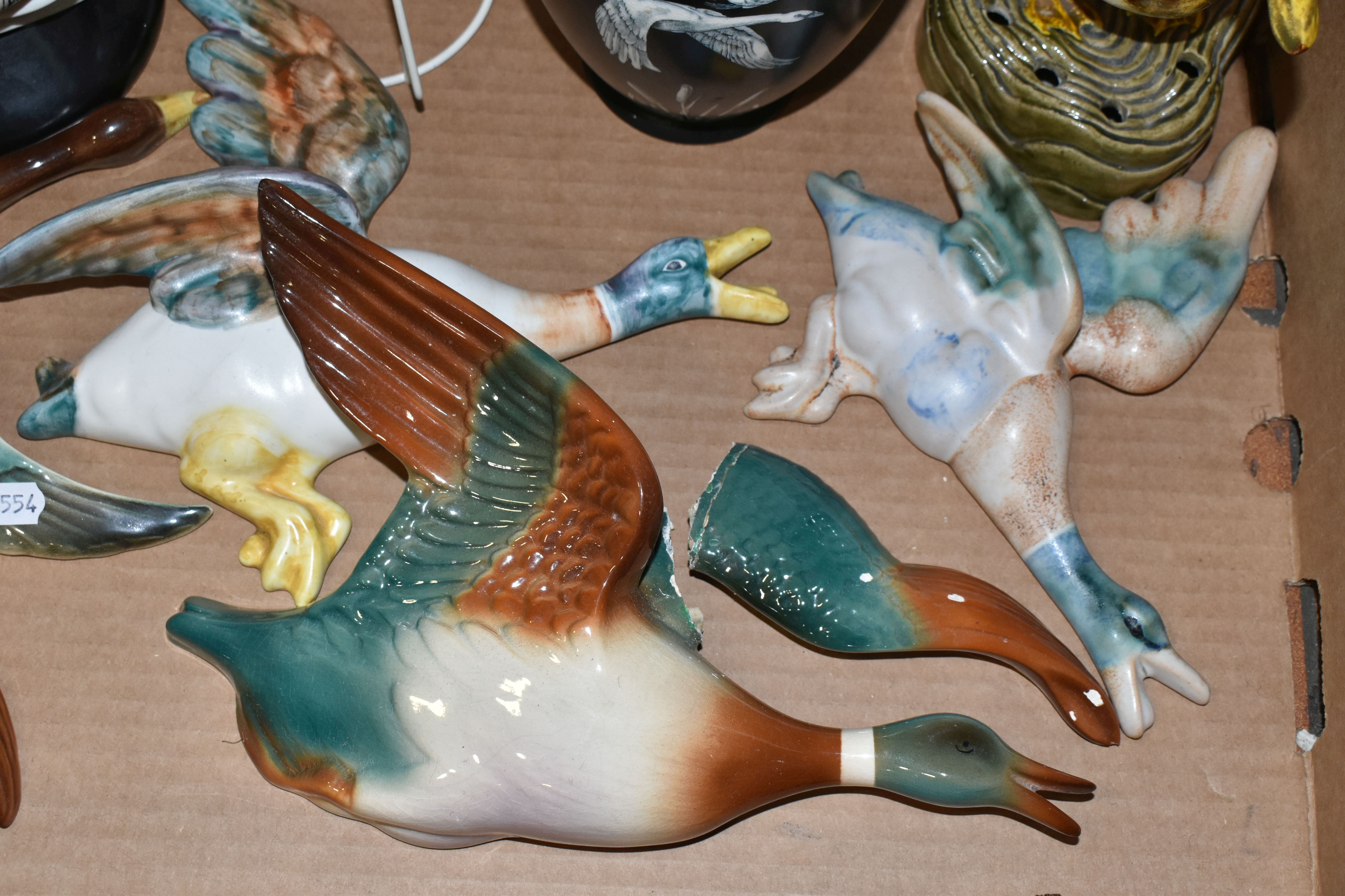 A BOX OF BIRD THEMED CERAMICS, to include a Crown Devon vase and matching table lamp base, decorated - Image 4 of 6