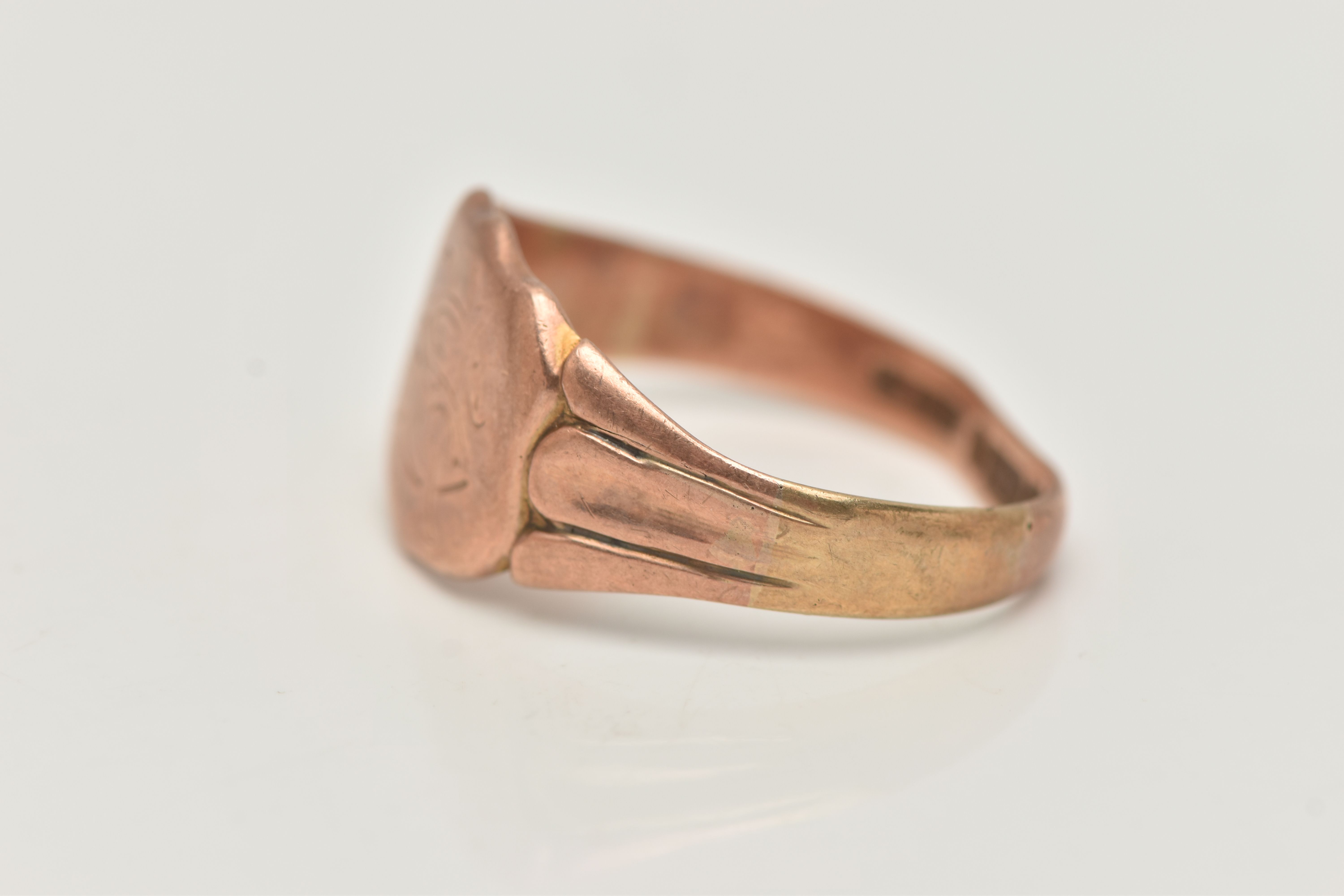 A GENTS 9CT ROSE GOLD SIGNET RING, engraved shield signet, textured shoulders leading onto a - Image 2 of 4