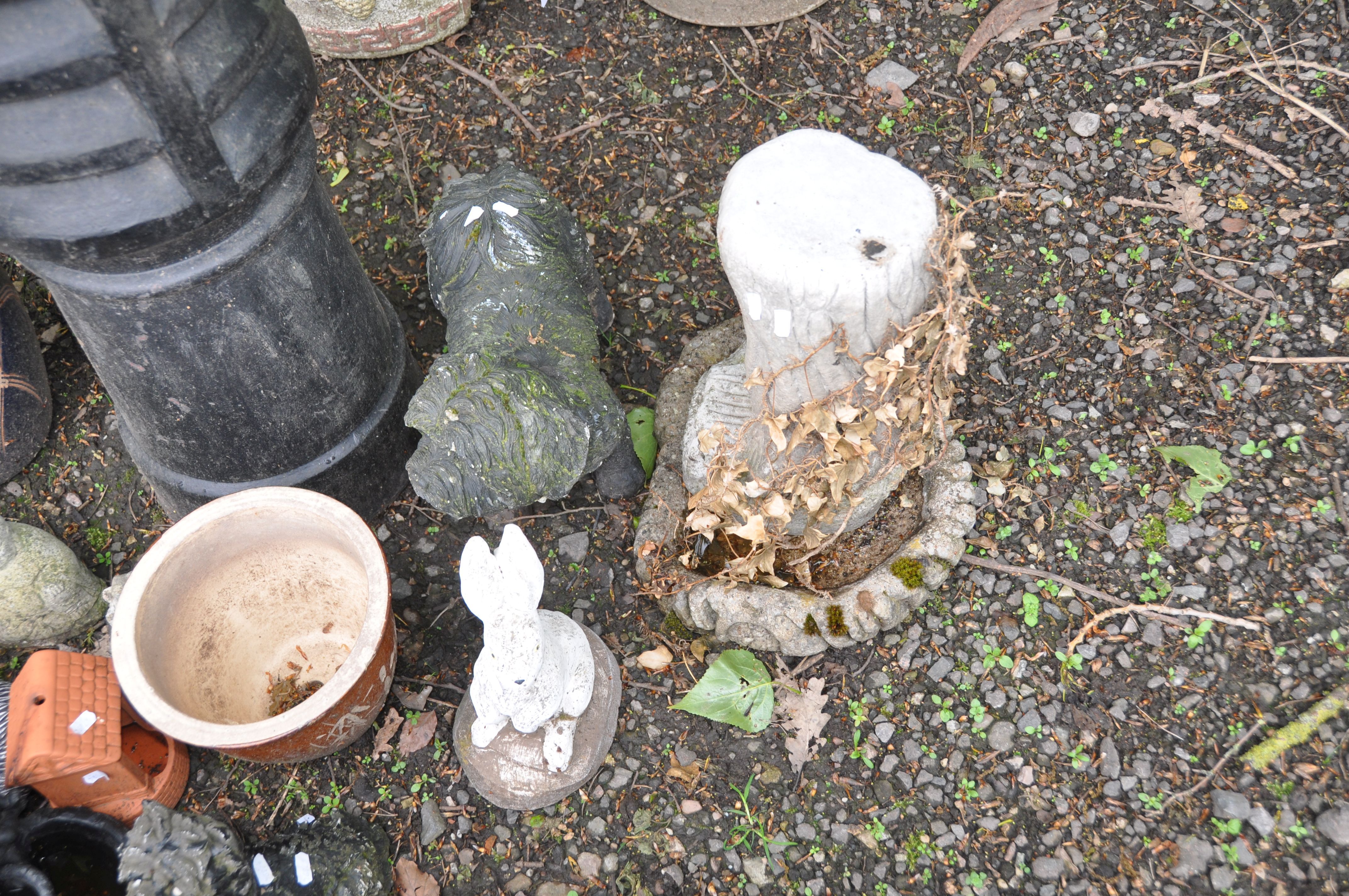 A VINTAGE CHIMNEY POT AND VARIOUS GARDEN ORNAMENTS including two dogs, two pots, a rabbit, etc ( - Bild 3 aus 3