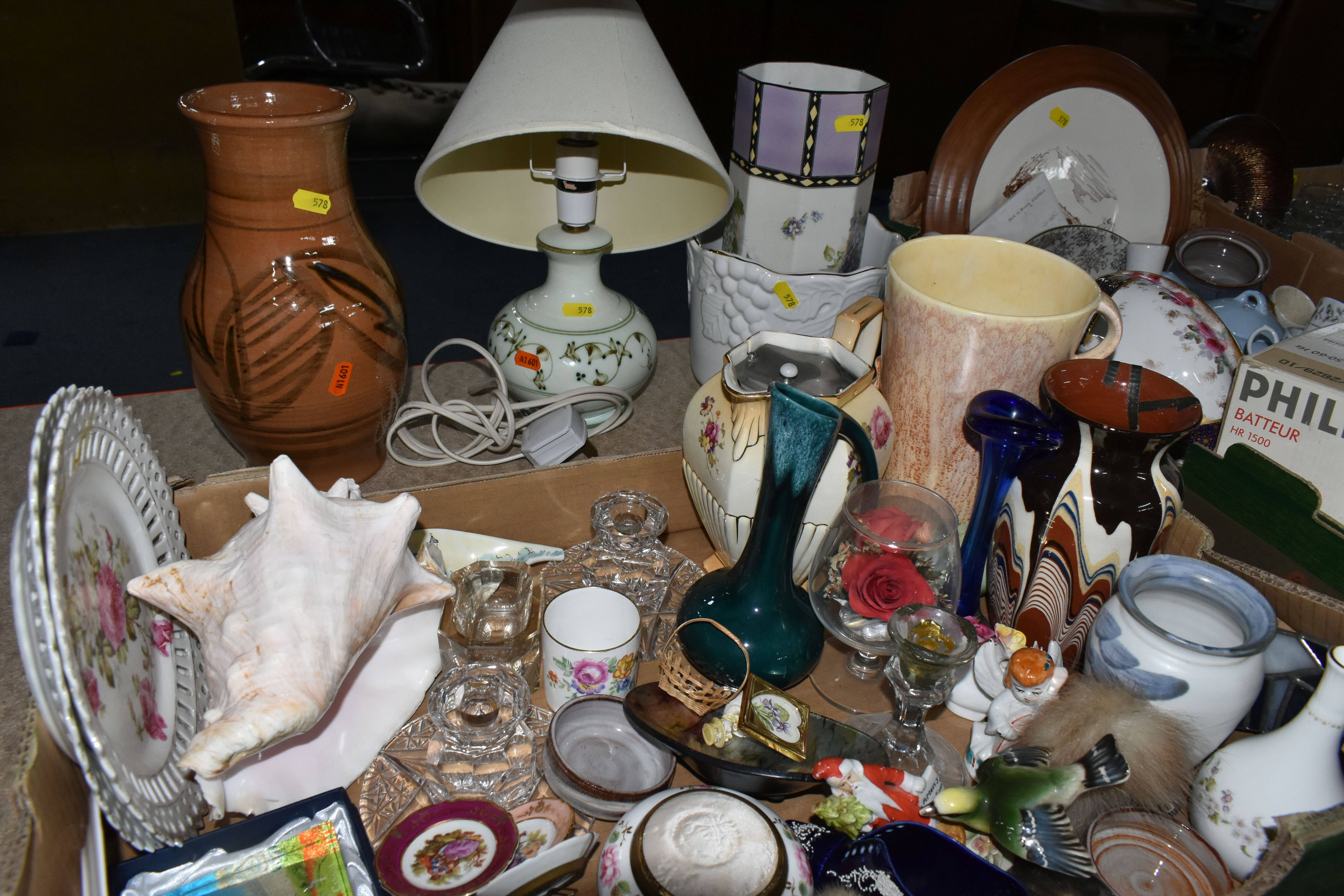 THREE BOXES AND LOOSE CERAMICS, GLASS AND METALWARE, including a small quantity of Royal Worcester - Bild 6 aus 6
