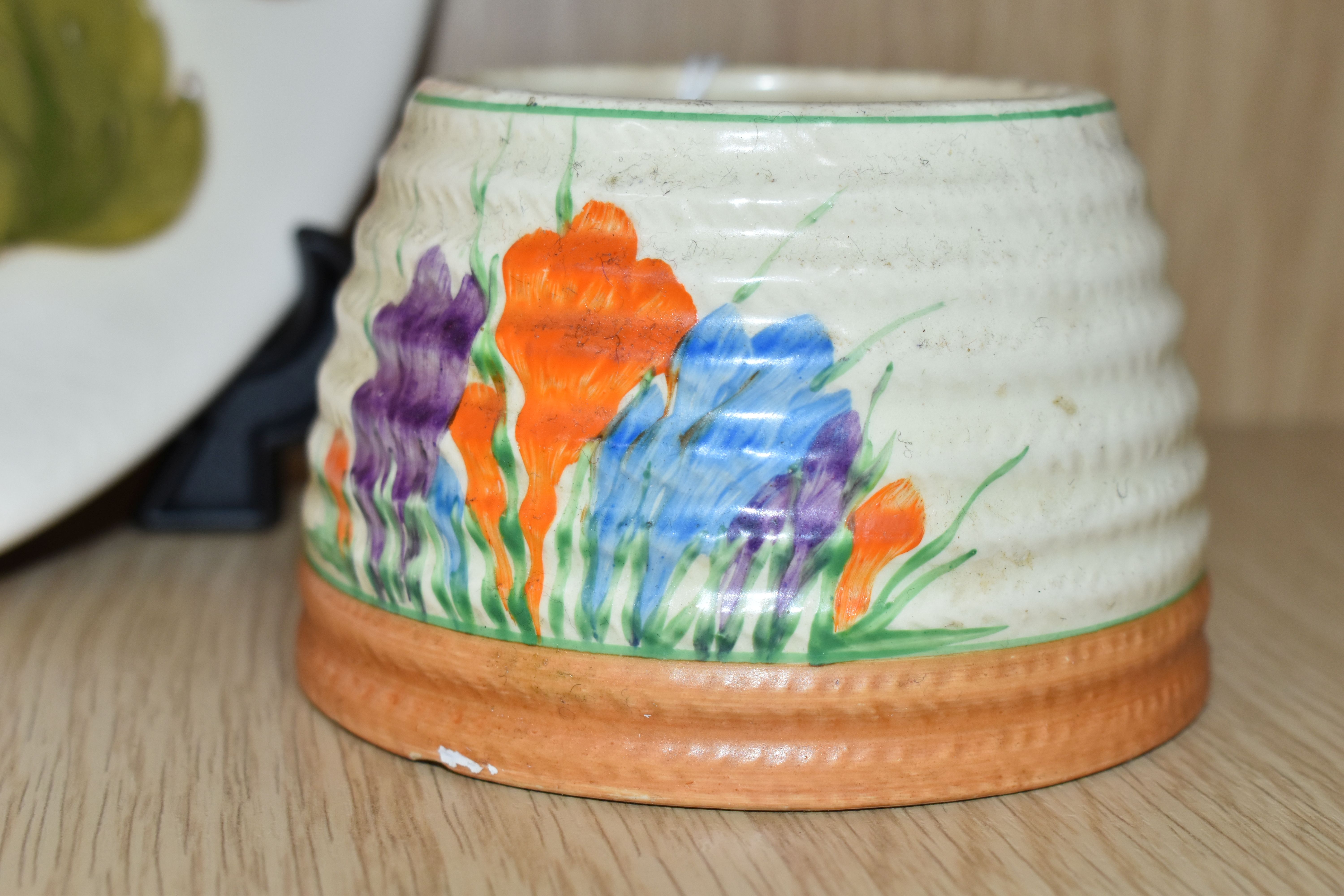 A MOORCROFT POTTERY 'HIBISCUS' PATTERNED PLATE AND A CLARICE CLIFF SUGAR BOWL, comprising a coral - Image 2 of 4