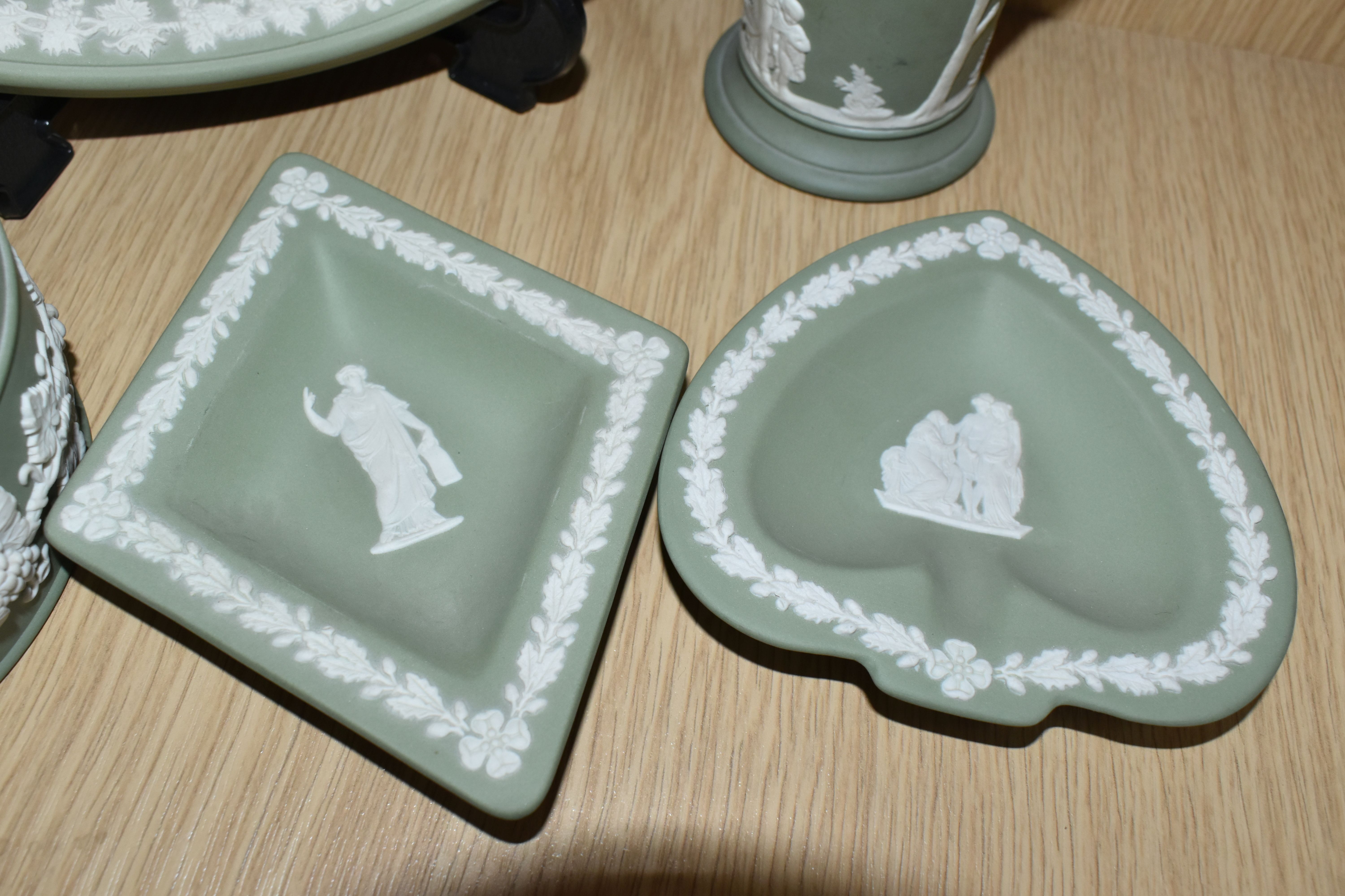 FIVE PIECES OF SAGE GREEN WEDGWOOD JASPERWARE, comprising a covered pot, an oval tray, a vase height - Image 3 of 5