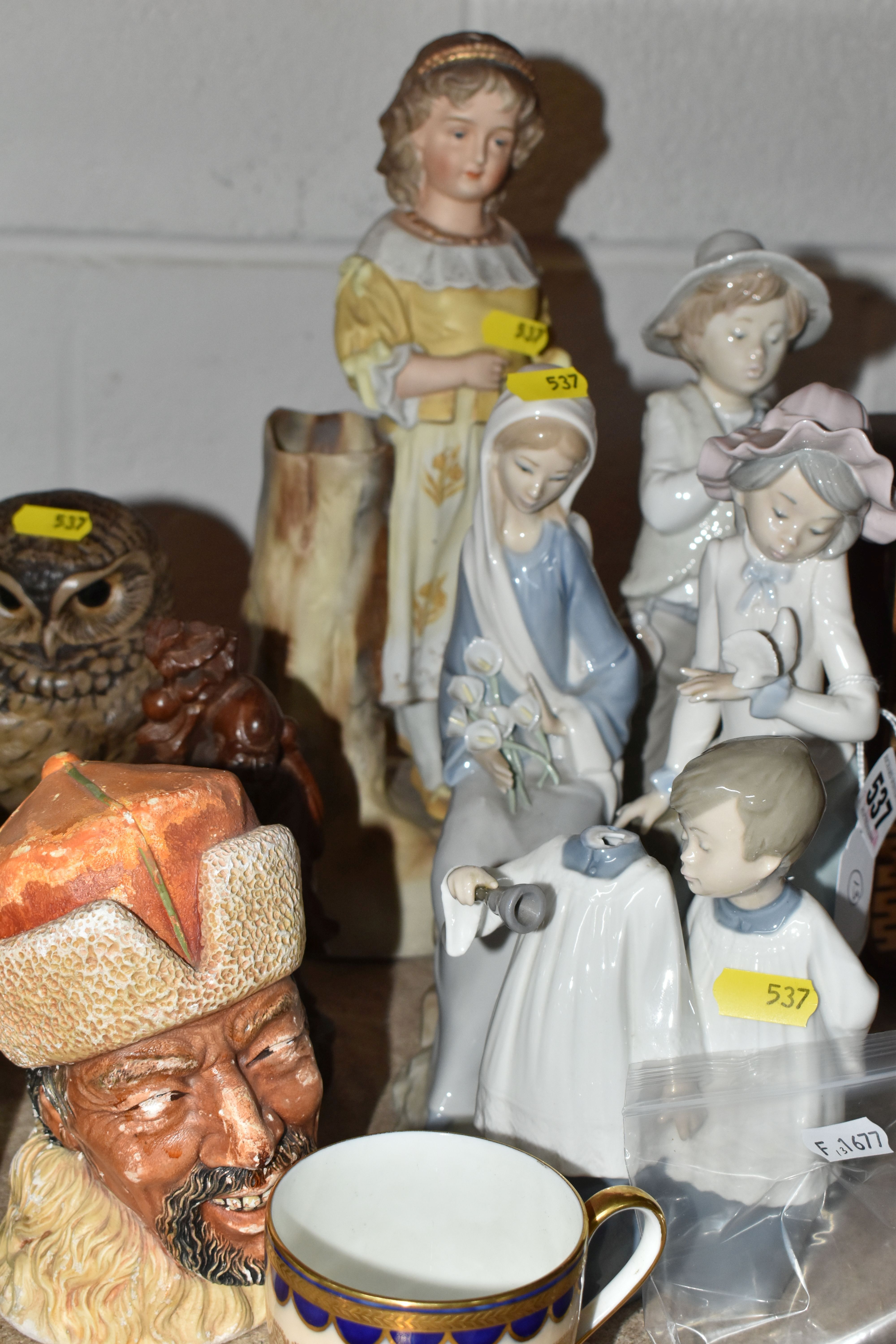A VARIETY OF LOOSE PORCELAIN AND GLASS FROM NAMED MANUFACTURERS to include one Lladro figurine, - Image 3 of 6