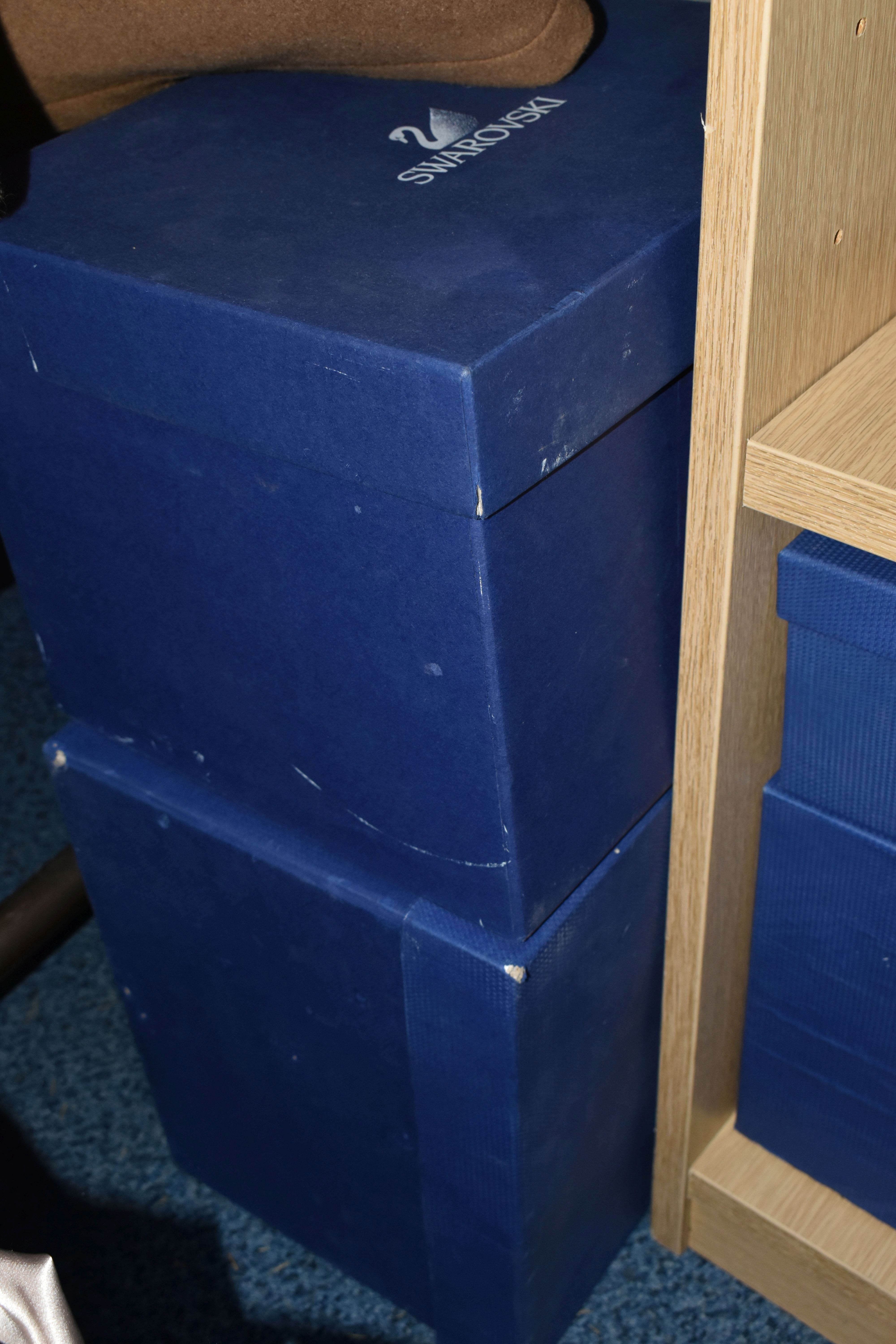 A BOX AND LOOSE SWAROVSKI CRYSTAL EMPTY BOXES AND STANDS, to include various mainly mirrored stands, - Image 3 of 4