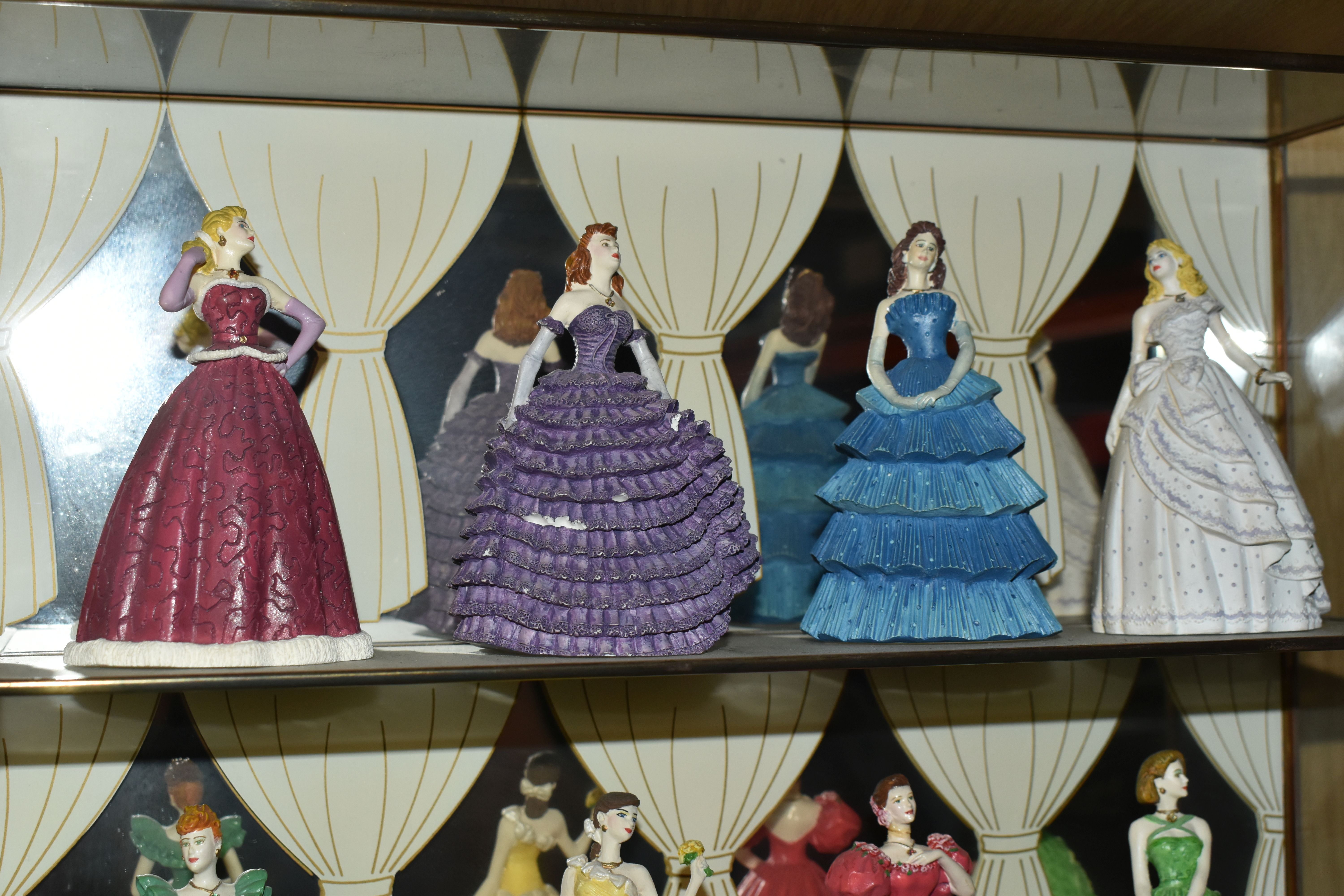 A GROUP OF COLLECTABLE FIGURES AND ORNAMENTS, comprising a glass display case containing thirteen - Image 7 of 11