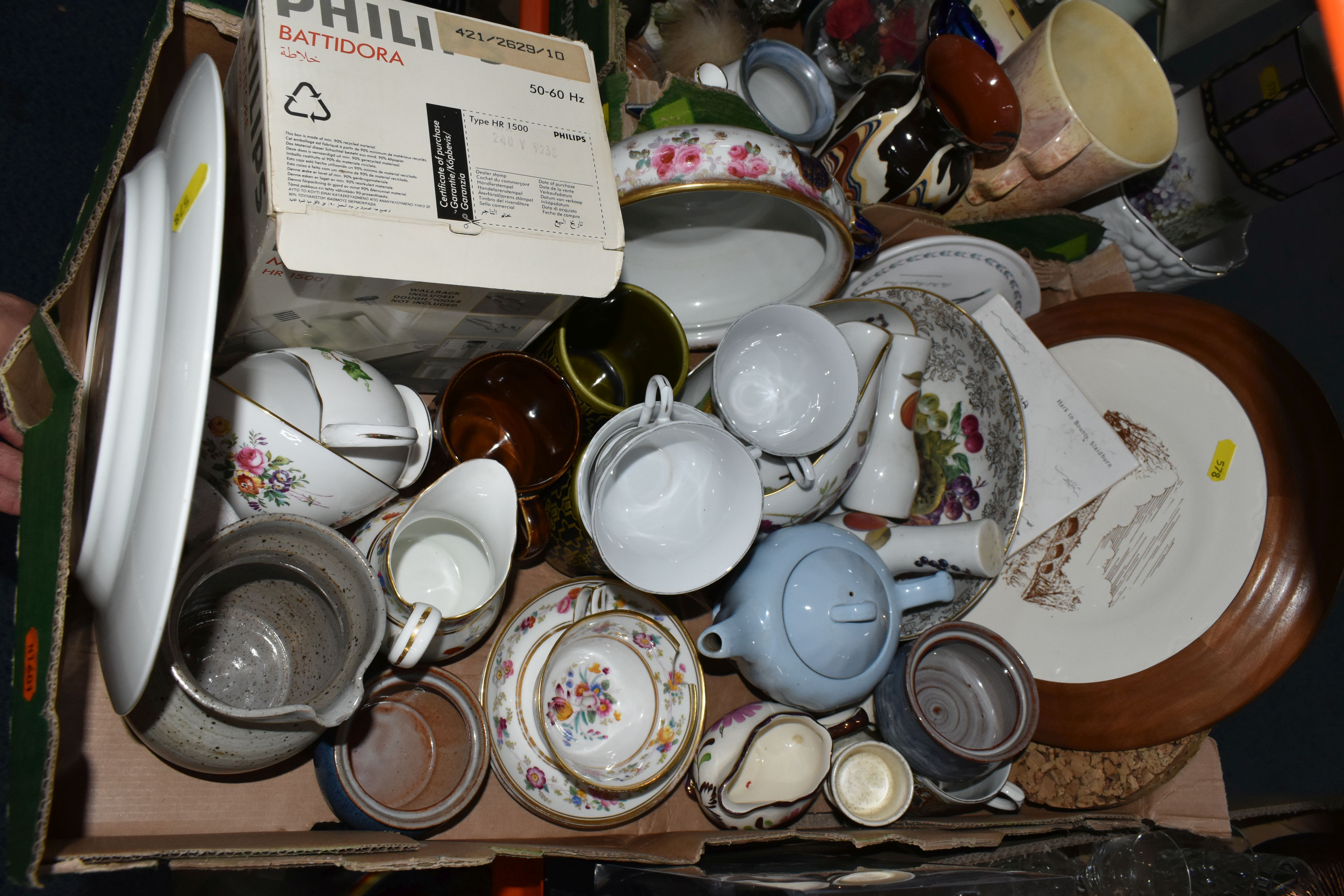 THREE BOXES AND LOOSE CERAMICS, GLASS AND METALWARE, including a small quantity of Royal Worcester - Bild 3 aus 6