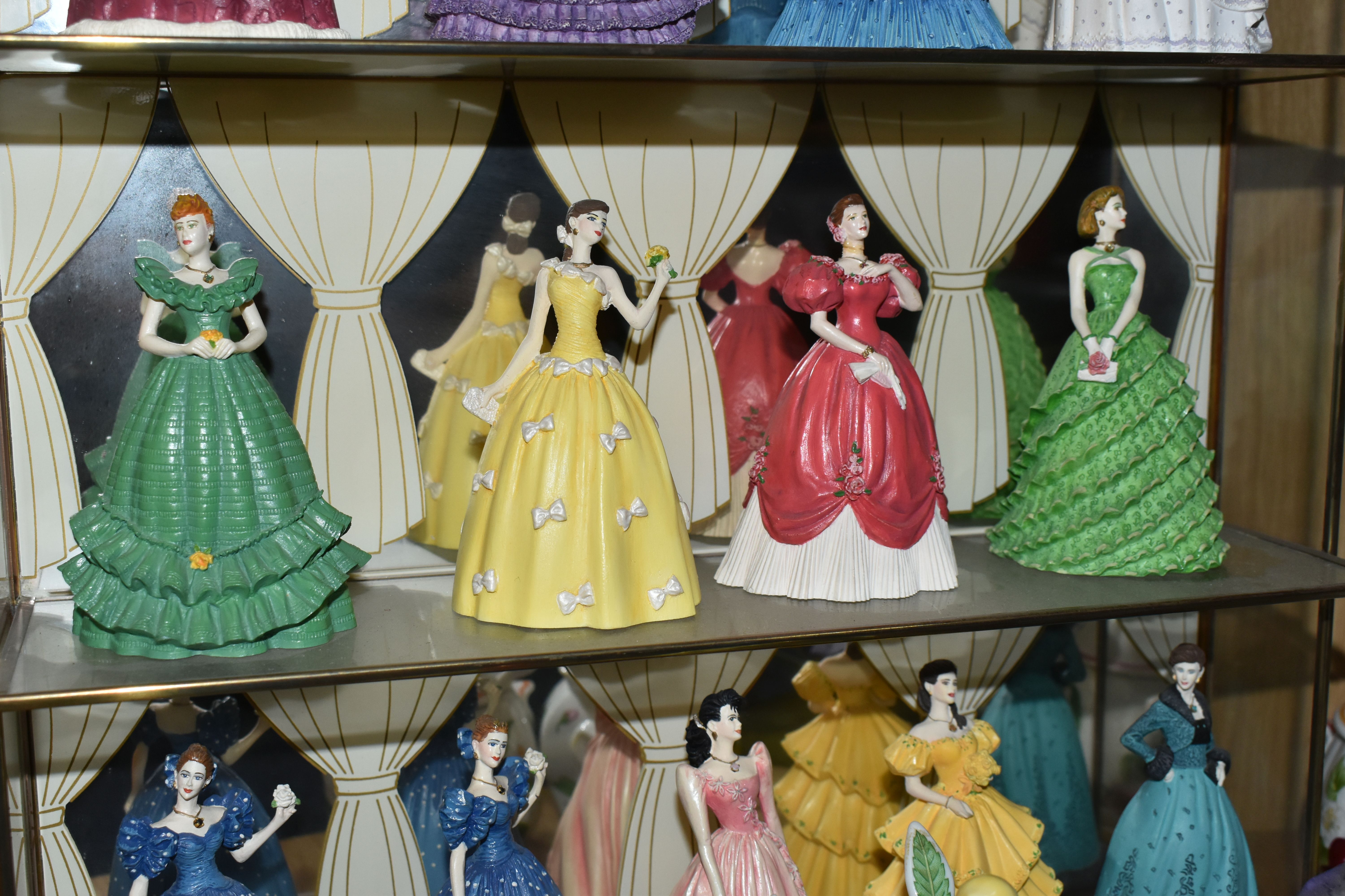 A GROUP OF COLLECTABLE FIGURES AND ORNAMENTS, comprising a glass display case containing thirteen - Image 8 of 11