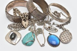 AN ASSORTMENT OF SILVER AND WHITE METAL JEWELLERY, to include two silver hinged bangles, a curb link