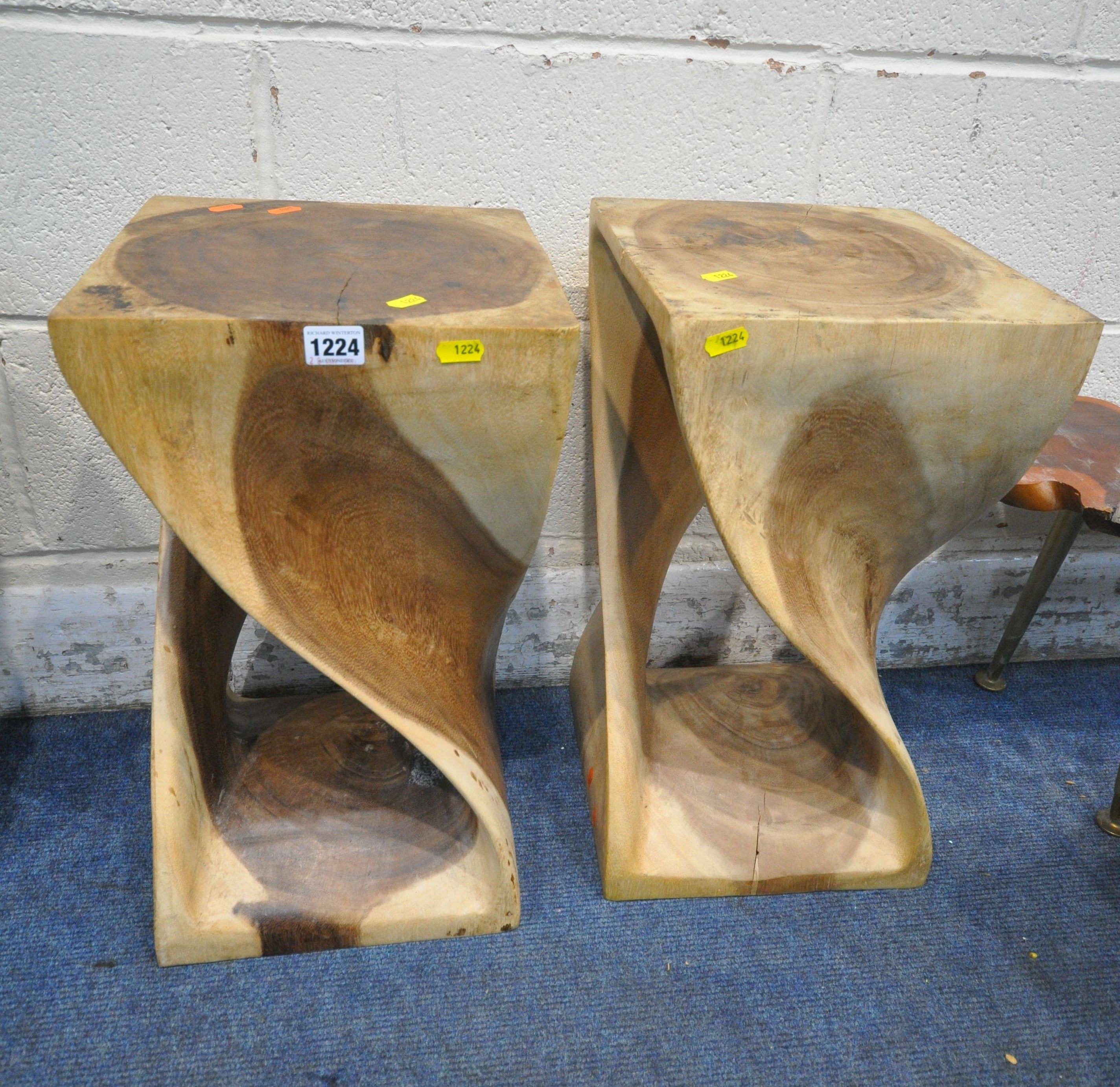 A PAIR OF HARDWOOD SPIRAL LAMP TABLES, 28cm squared x height 50cm, a lamp table in the form of a - Bild 2 aus 4