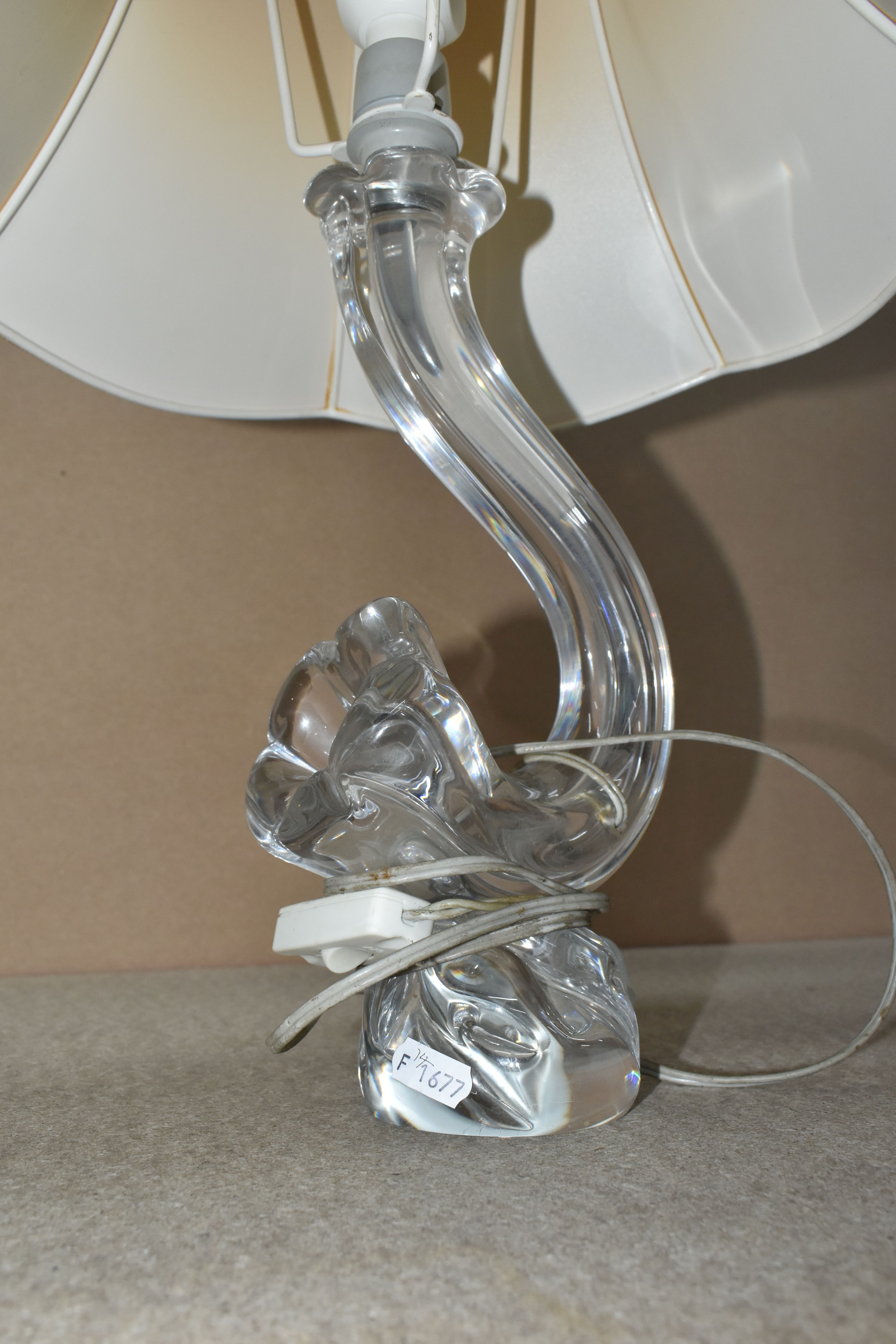 A DAUM FRANCE CRYSTAL GLASS LAMP WITH SHADE, AND AN ART DECO GREEN GLASS AND BRASS DESK LAMP, a - Image 6 of 7