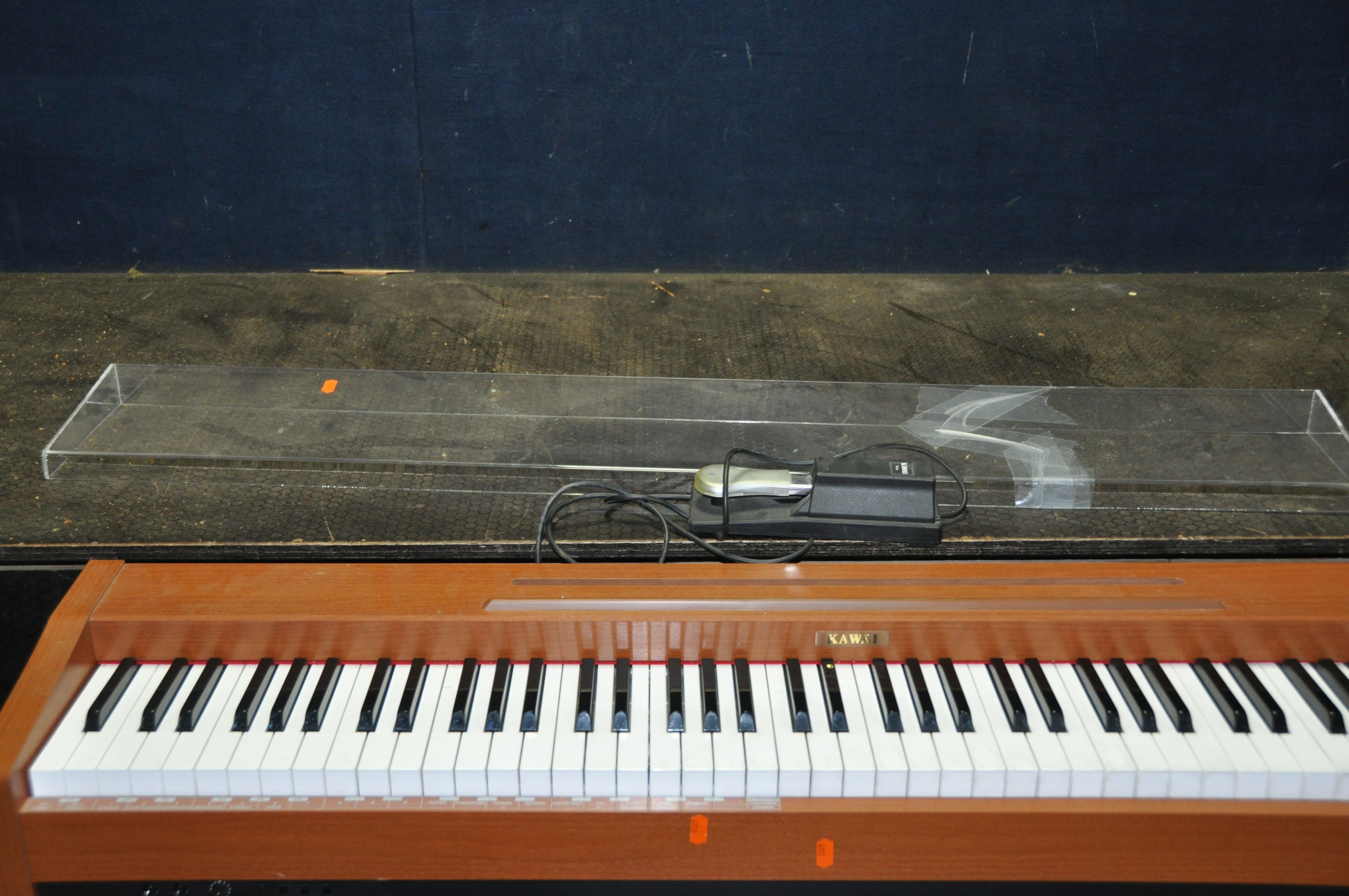 A KAWAI CL20C ELECTRONIC PIANO with F1r sustain pedal and a Stagg stool (PAT pass and working with - Bild 3 aus 3