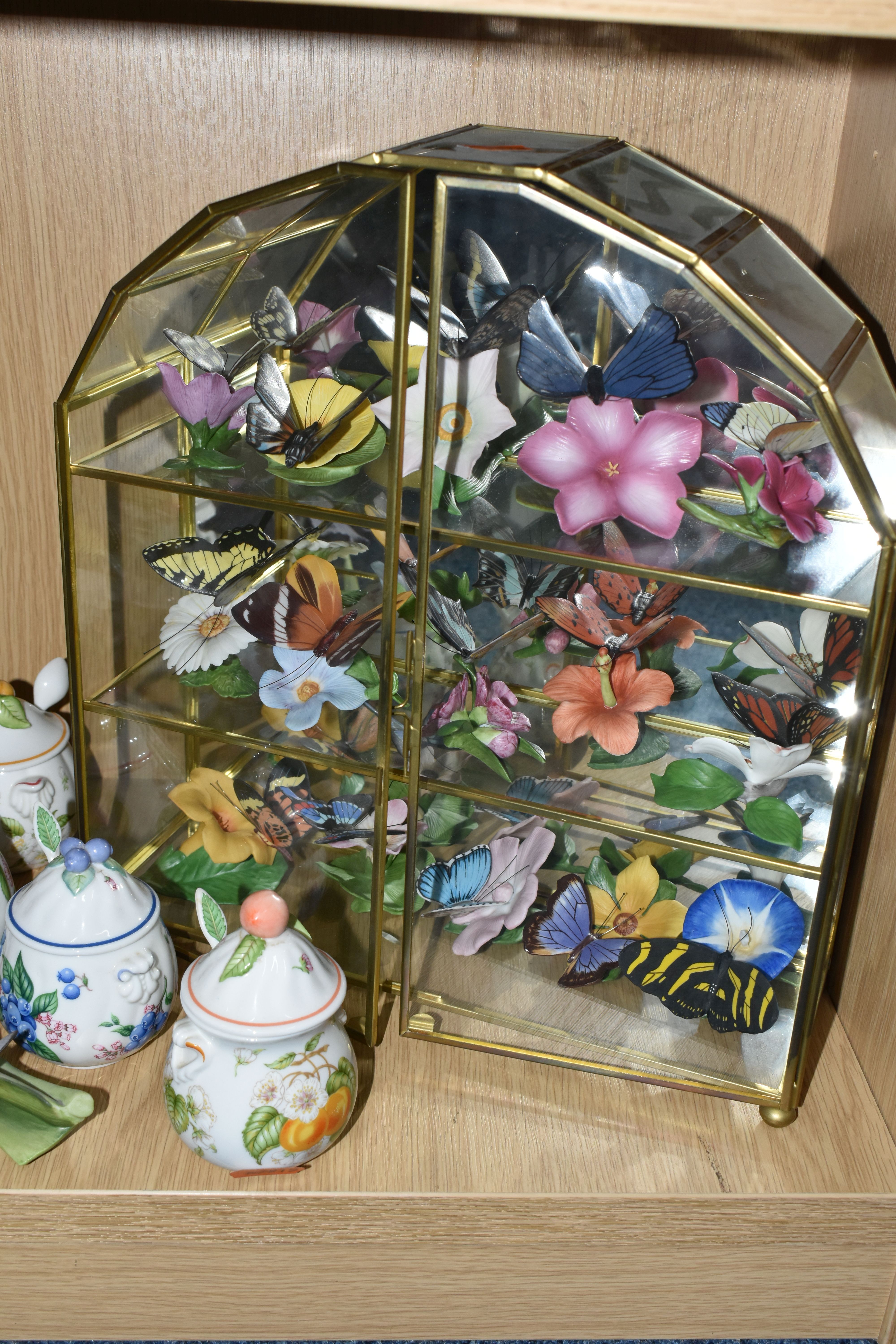 A GROUP OF COLLECTABLE FIGURES AND ORNAMENTS, comprising a glass display case containing thirteen - Image 4 of 11