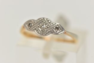 A YELLOW AND WHITE METAL DIAMOND RING, white metal ring head set with three single cut diamonds,