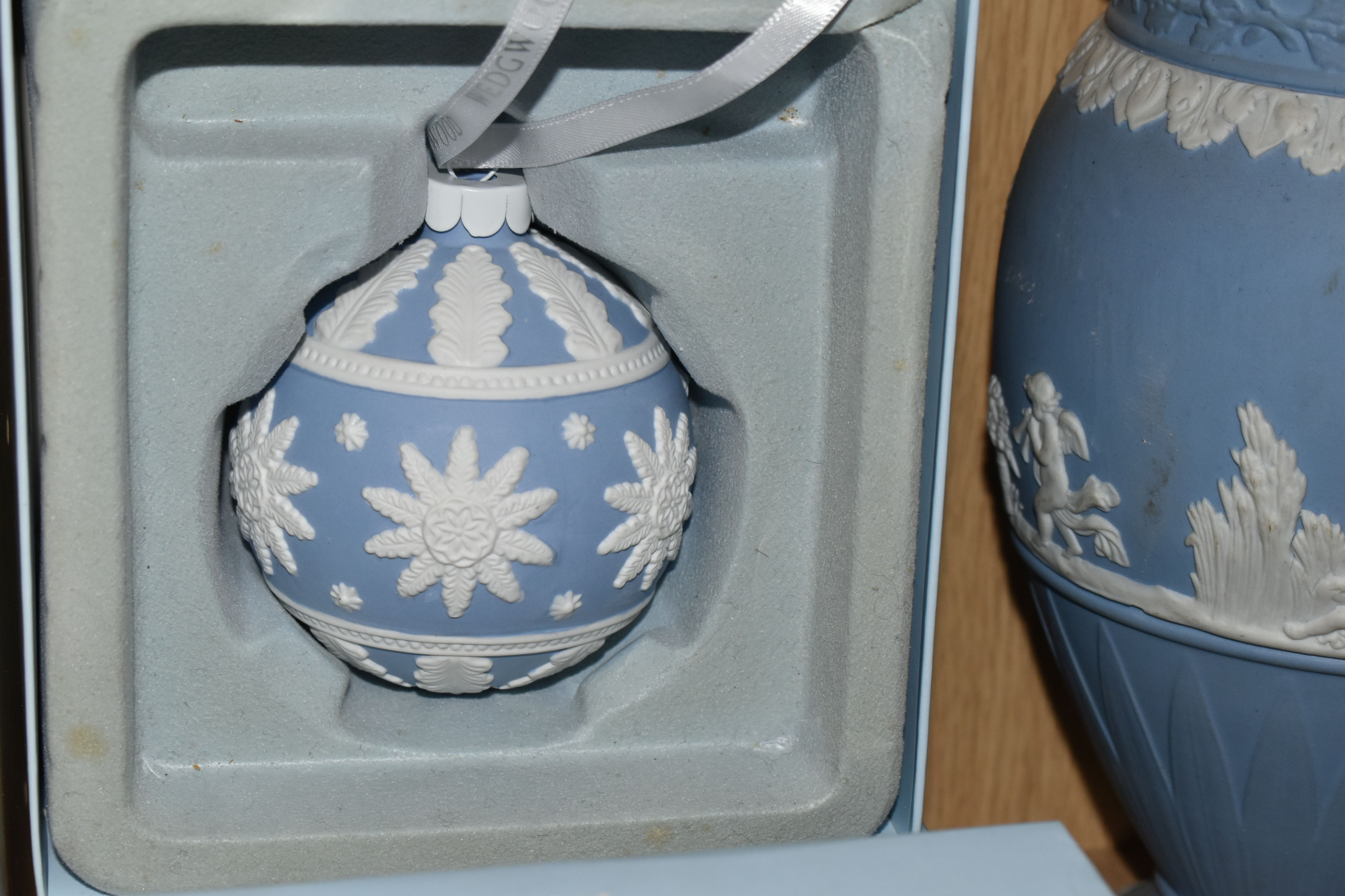 A GROUP OF WEDGWOOD BLUE JASPERWARE, comprising two boxed Christmas baubles, a framed plaque and a - Image 4 of 5