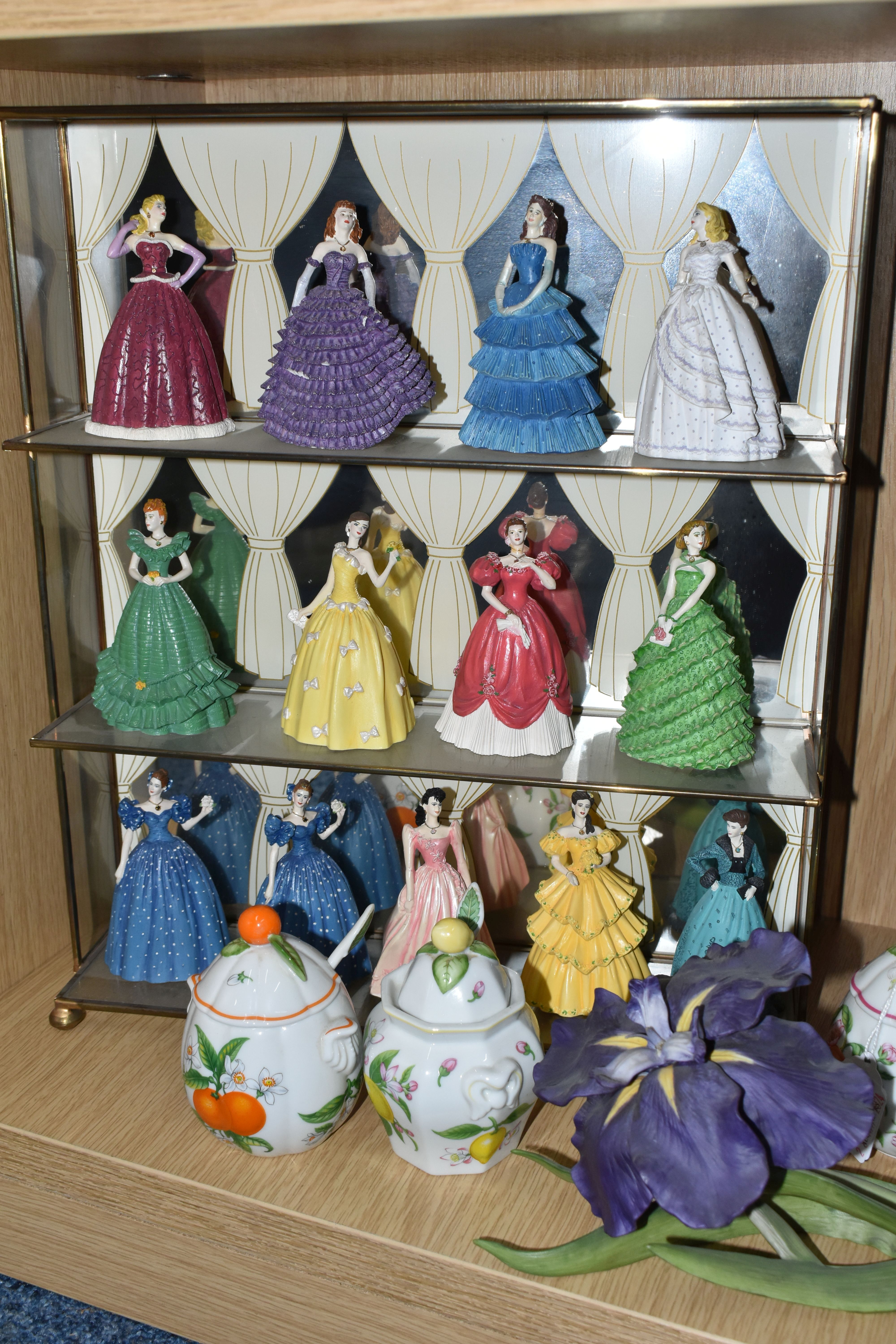 A GROUP OF COLLECTABLE FIGURES AND ORNAMENTS, comprising a glass display case containing thirteen - Image 6 of 11