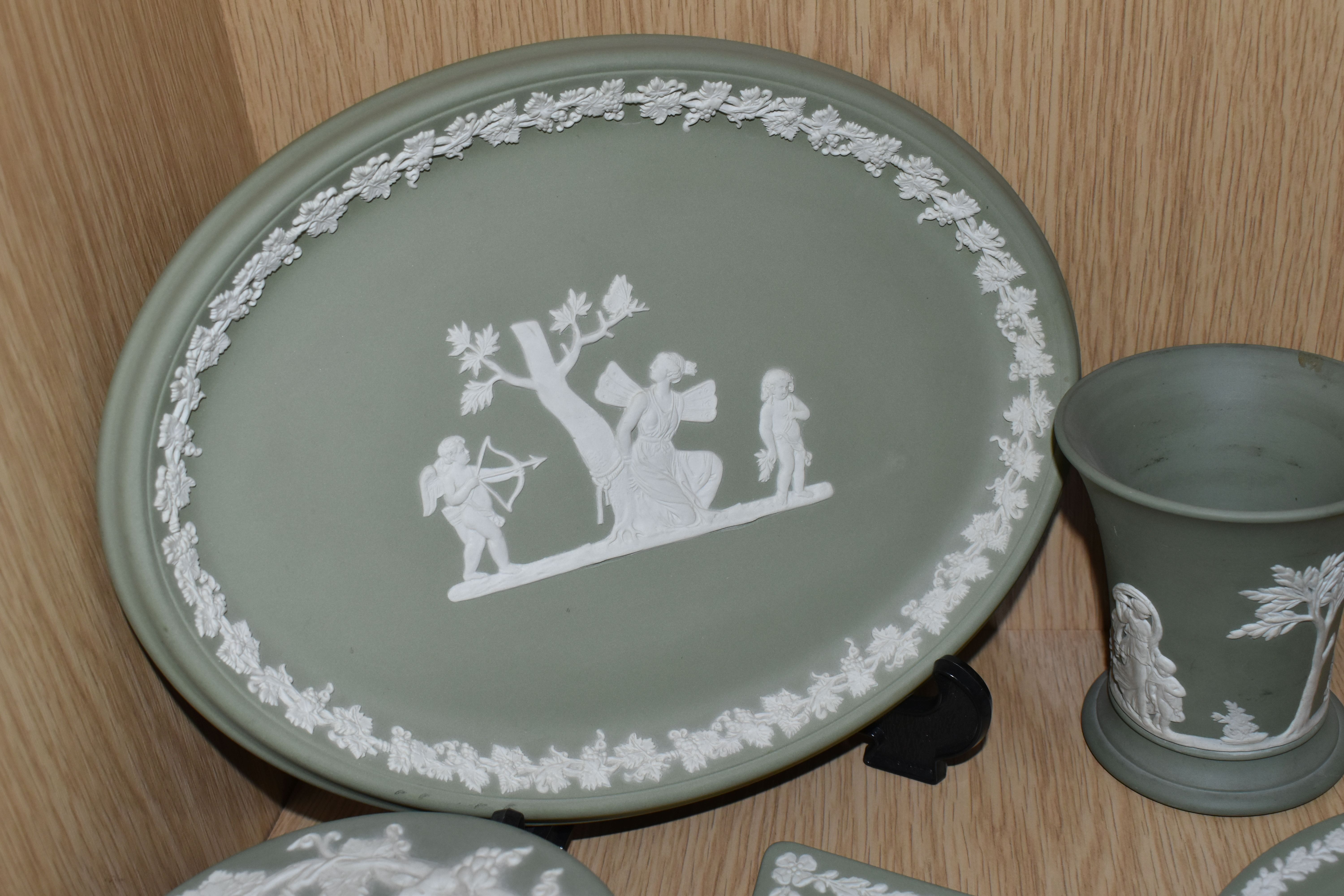 FIVE PIECES OF SAGE GREEN WEDGWOOD JASPERWARE, comprising a covered pot, an oval tray, a vase height - Image 5 of 5