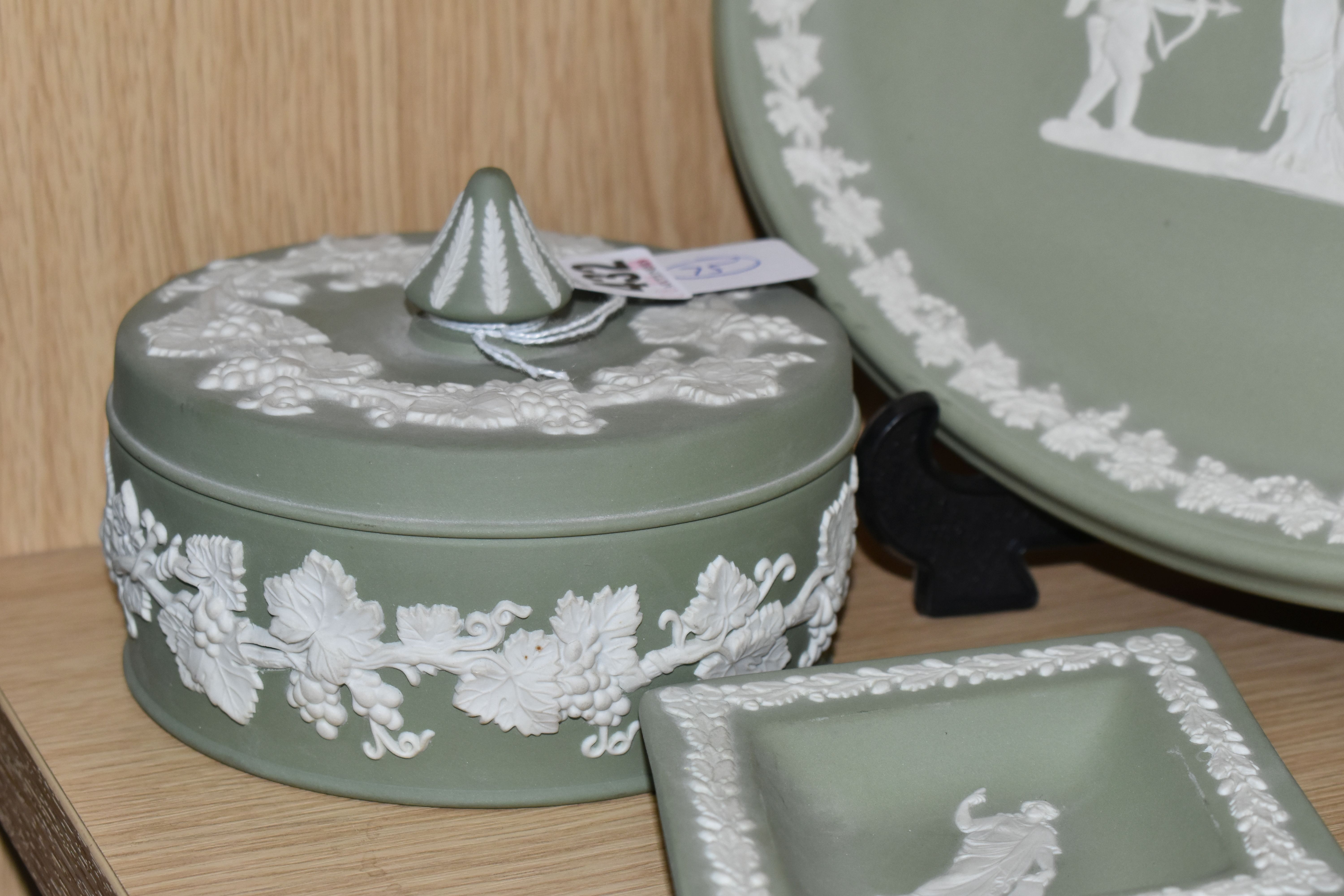 FIVE PIECES OF SAGE GREEN WEDGWOOD JASPERWARE, comprising a covered pot, an oval tray, a vase height - Image 4 of 5