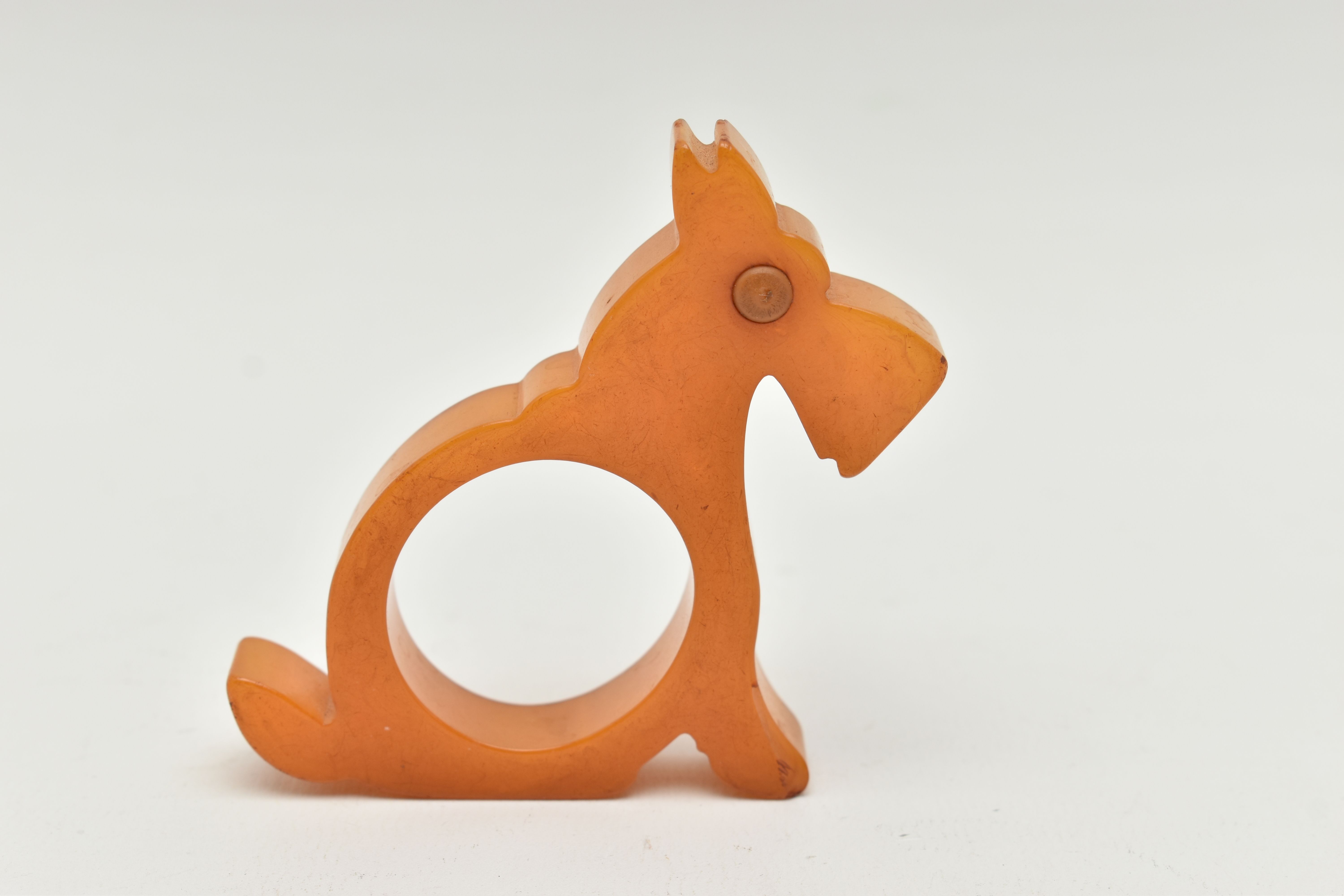 A BAKELITE NAPKIN RING, designed as a butterscotch scotty dog, approximate height 73mm, - Bild 2 aus 4