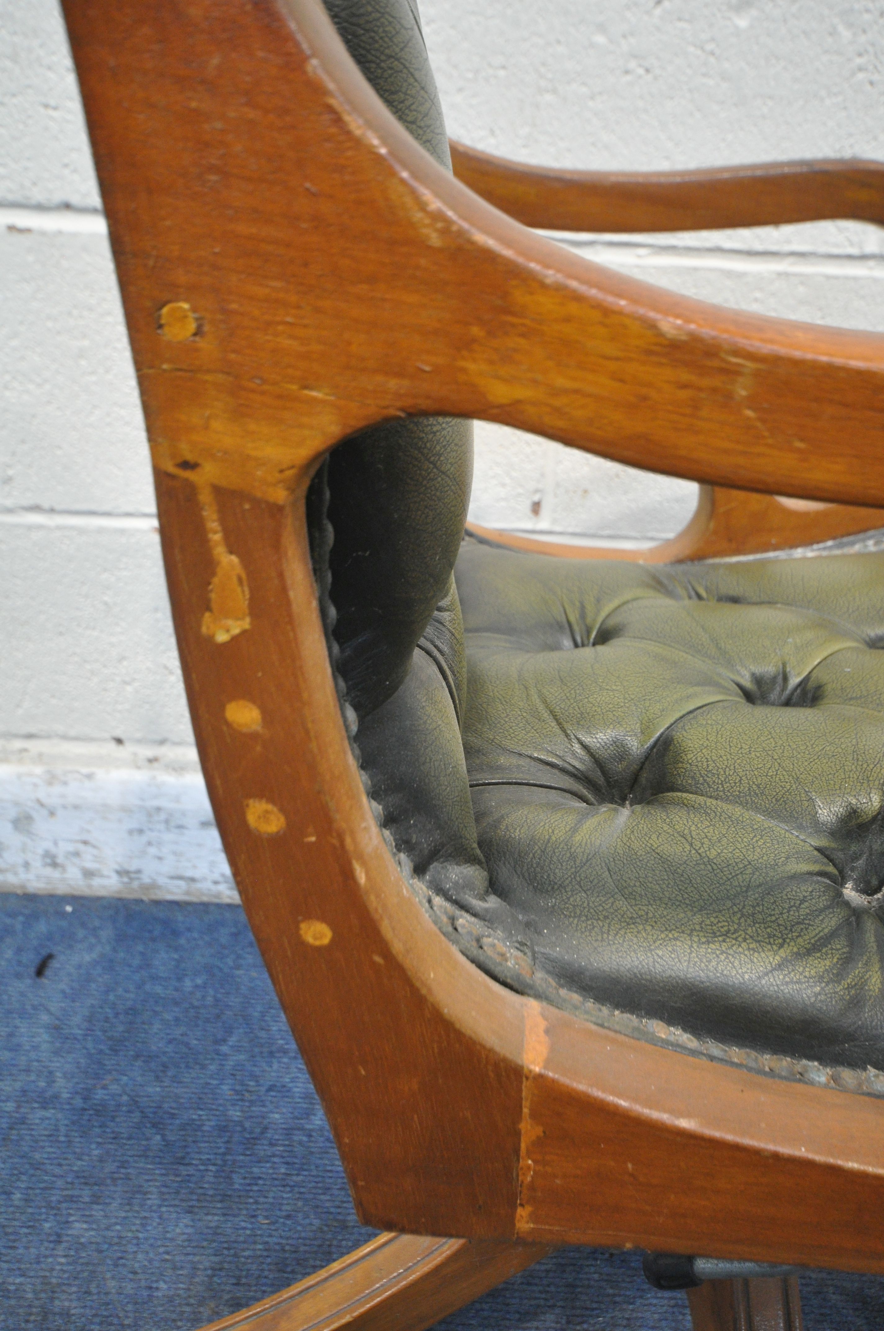 A 20TH CENTURY GREEN LEATHER BUTTONED OFFICE CHAIR (condition report: missing castor, surface marks, - Image 4 of 6