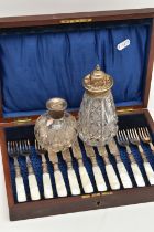 A SMALL CANTEEN OF TEA KNIVES AND FORKS, A GLASS SCENT BOTTLE AND SUGAR CASTER, EPNS tea knives