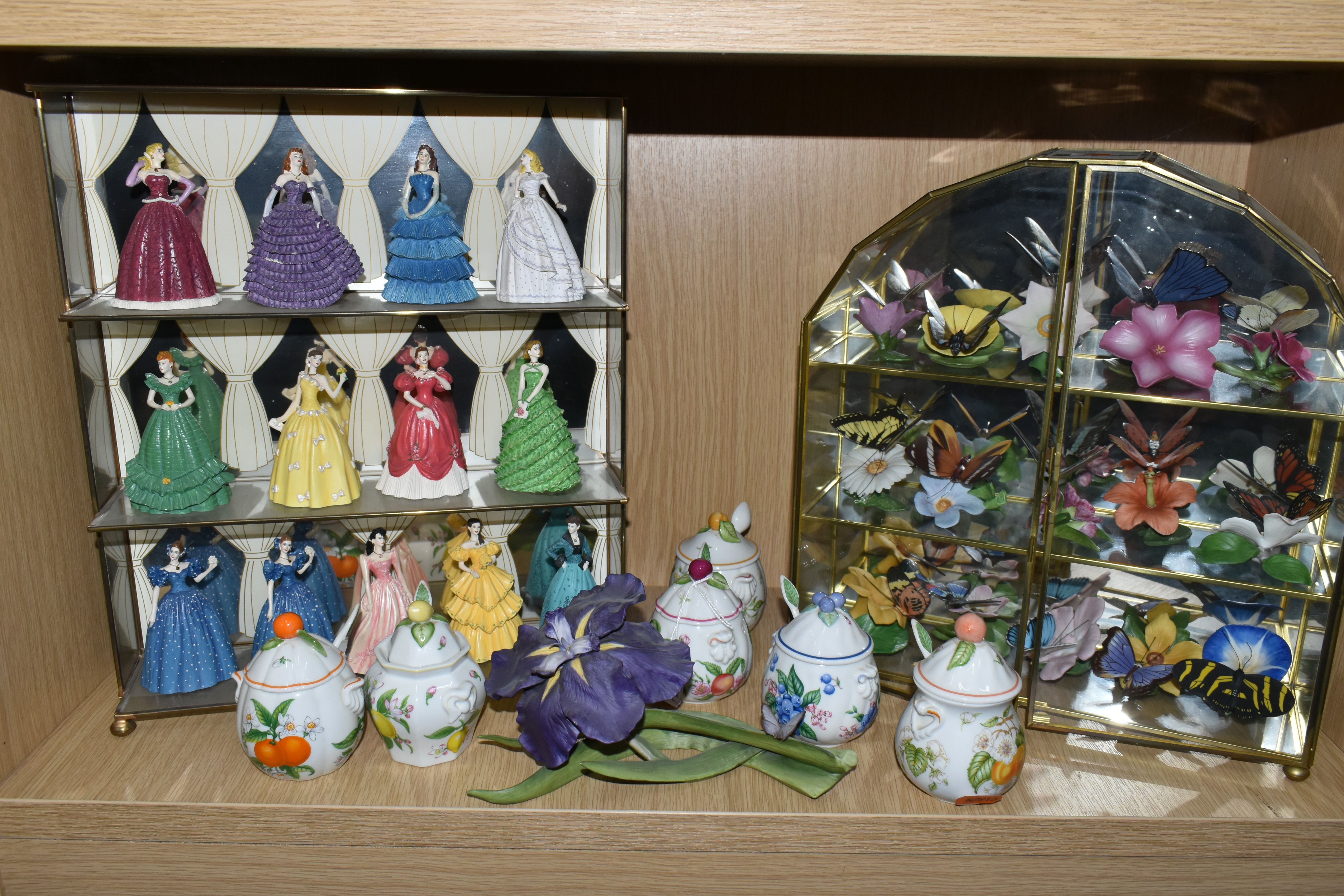 A GROUP OF COLLECTABLE FIGURES AND ORNAMENTS, comprising a glass display case containing thirteen