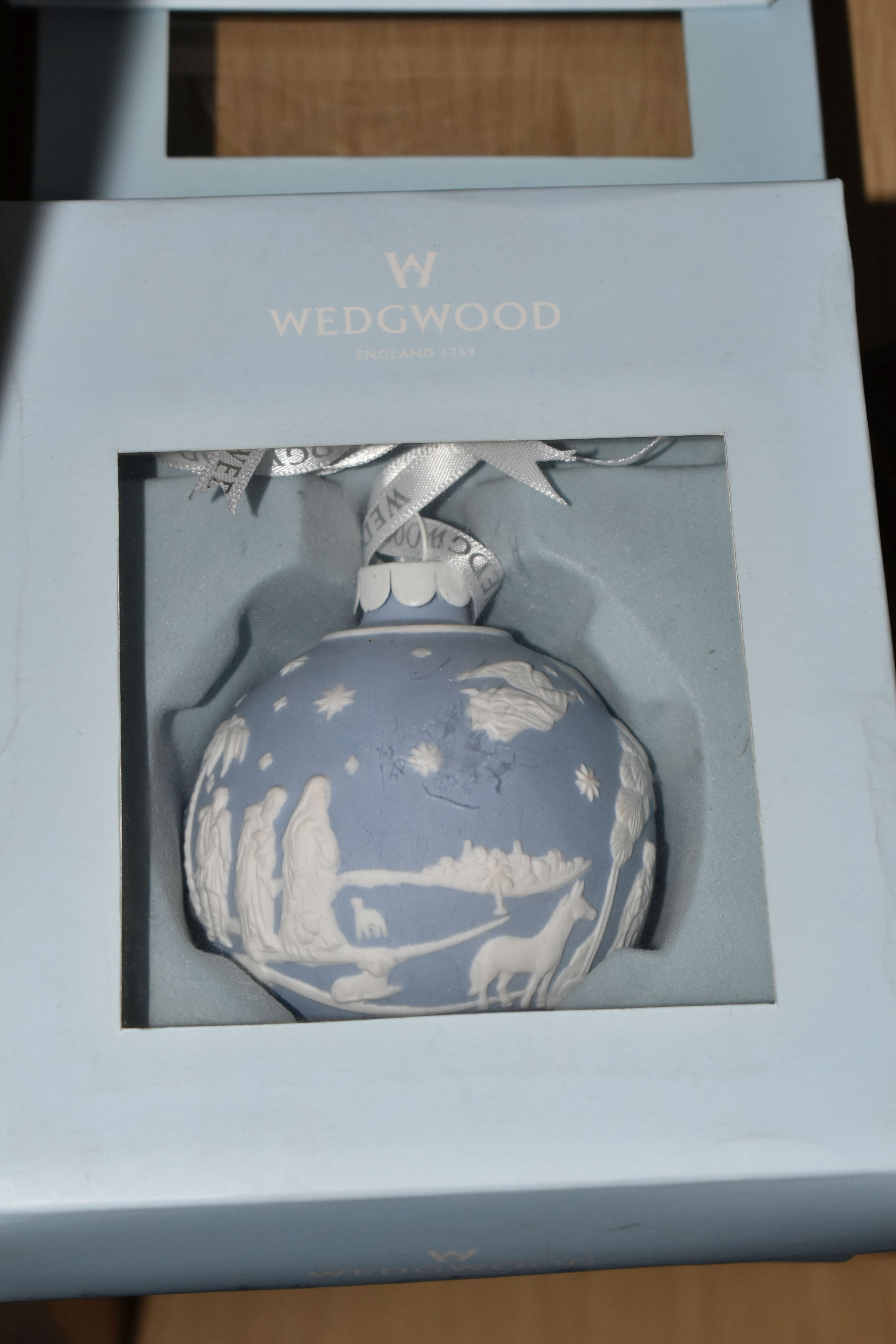 A GROUP OF WEDGWOOD BLUE JASPERWARE, comprising two boxed Christmas baubles, a framed plaque and a - Image 3 of 5